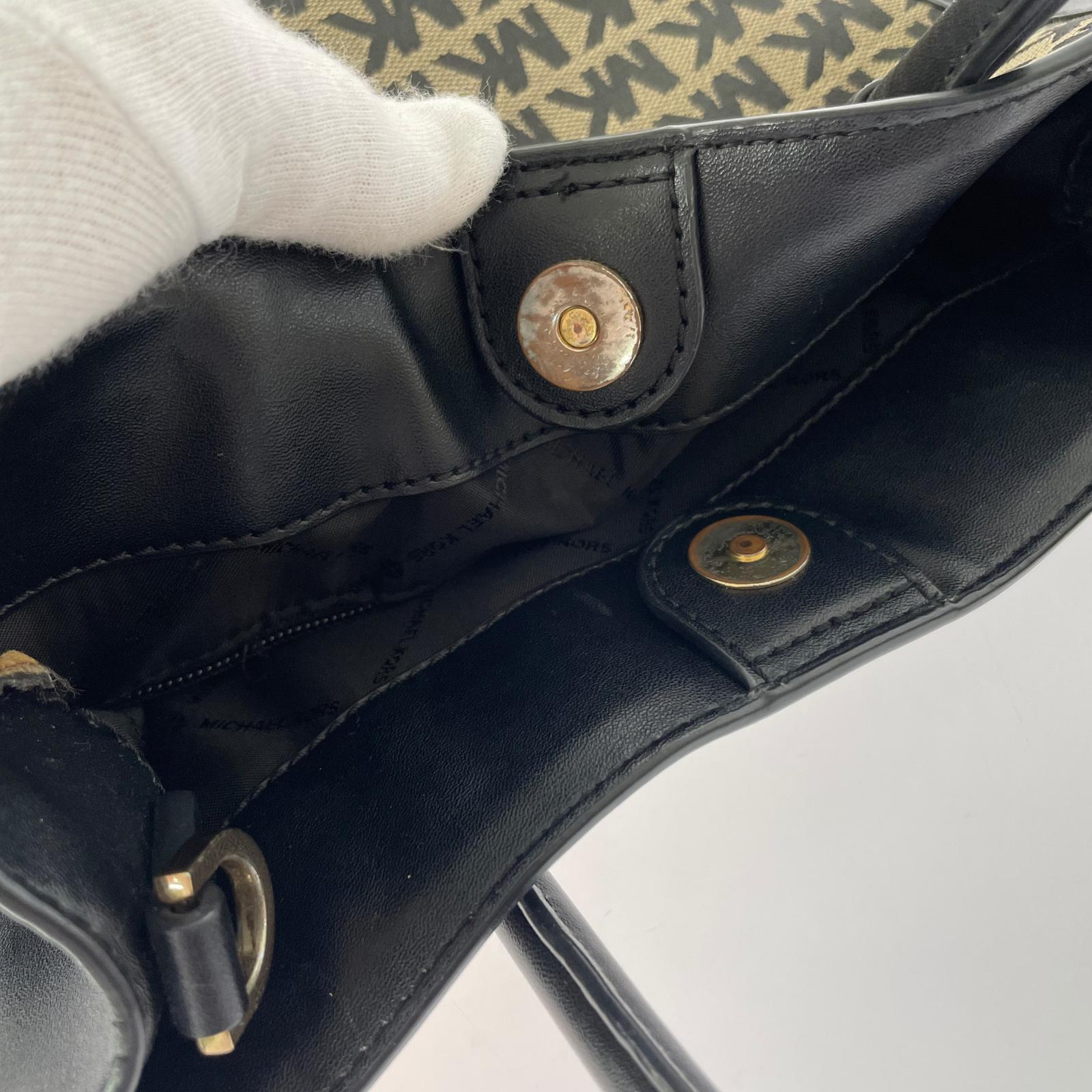 ショルダーバッグ MICHAEL KORS シグネチャー柄 白 ショルダーバッグ ブラック