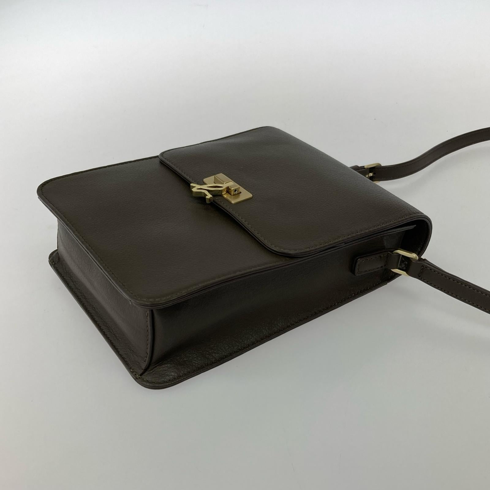 ショルダーバッグ ロゴプレート金具 ショルダーバッグ ブラウン