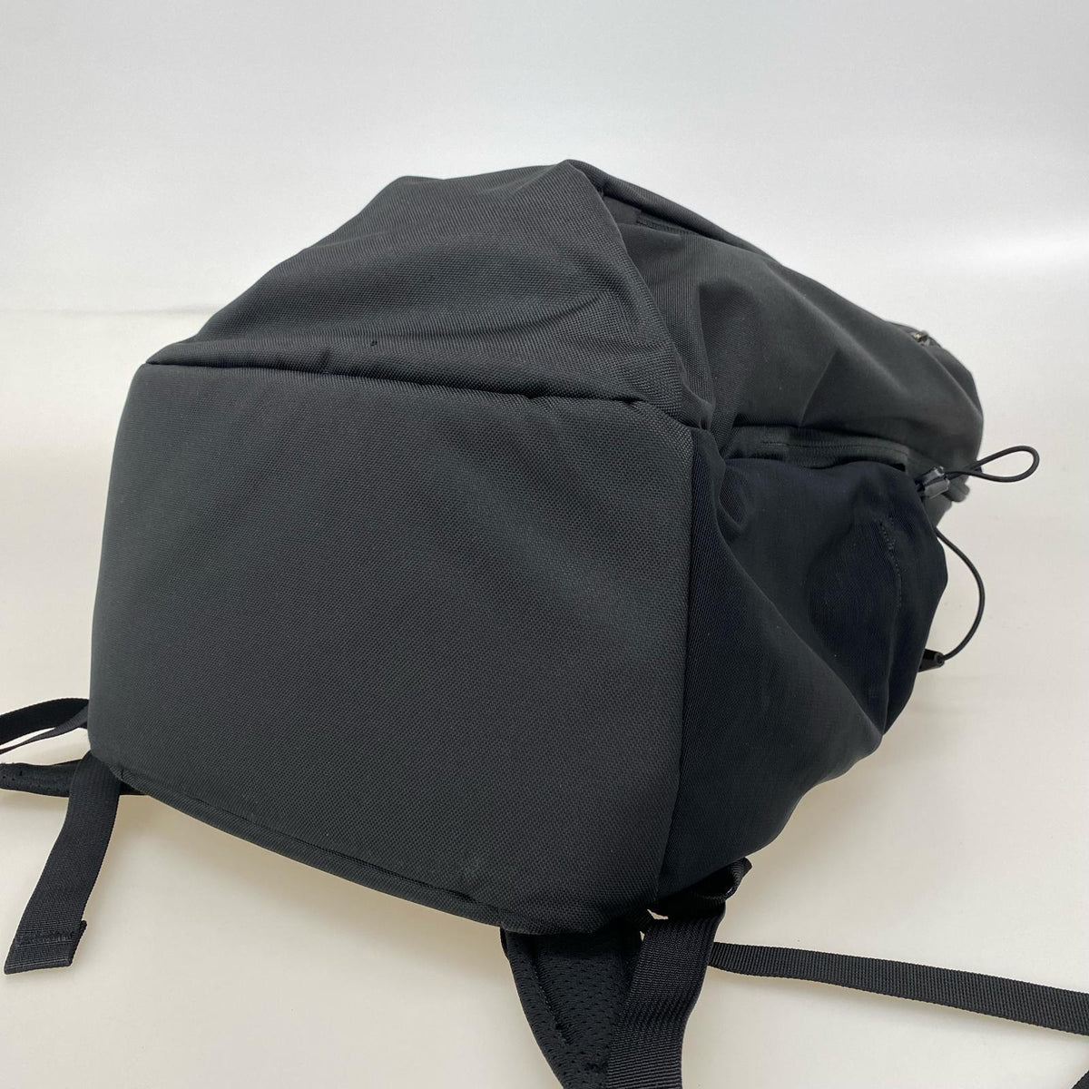 リュック・デイパック MANTIS 26 BACKPACK 黒 金刺繍 ブラック