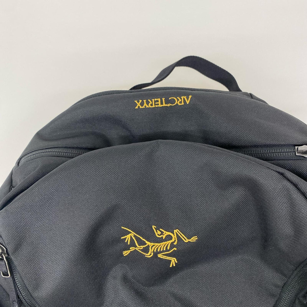 リュック・デイパック MANTIS 26 BACKPACK 黒 金刺繍 ブラック