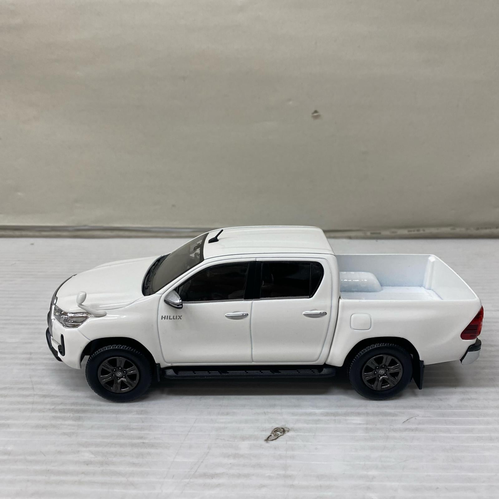 1/30 HILUX カラーサンプル スパーホワイトⅡ カラーサンプル