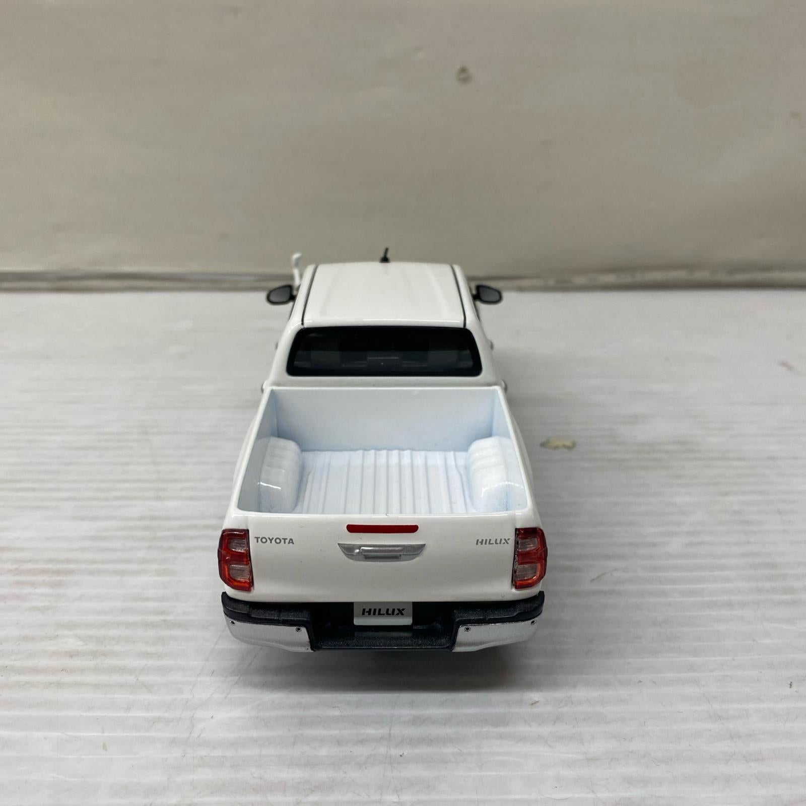 1/30 HILUX カラーサンプル スパーホワイトⅡ カラーサンプル