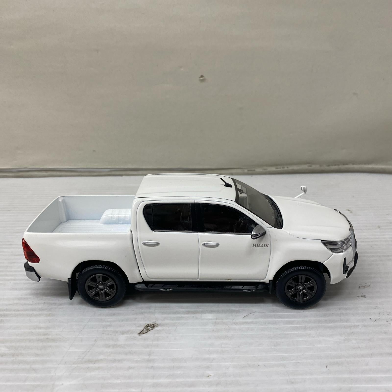 1/30 HILUX カラーサンプル スパーホワイトⅡ カラーサンプル