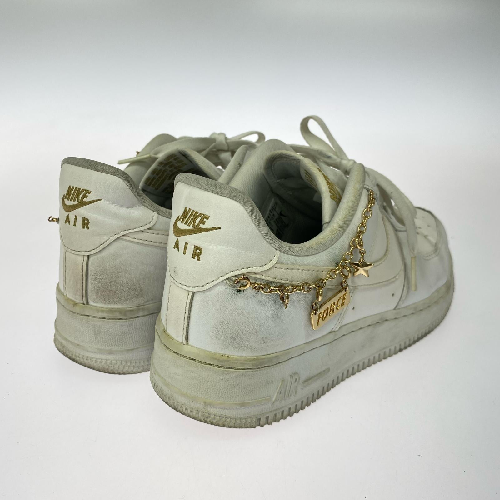スニーカー NIKE WMNS AIR FORCE 1 チャーム 24.5cm 24.5cm (US6 1/2 UK6 EU39) ホワイト