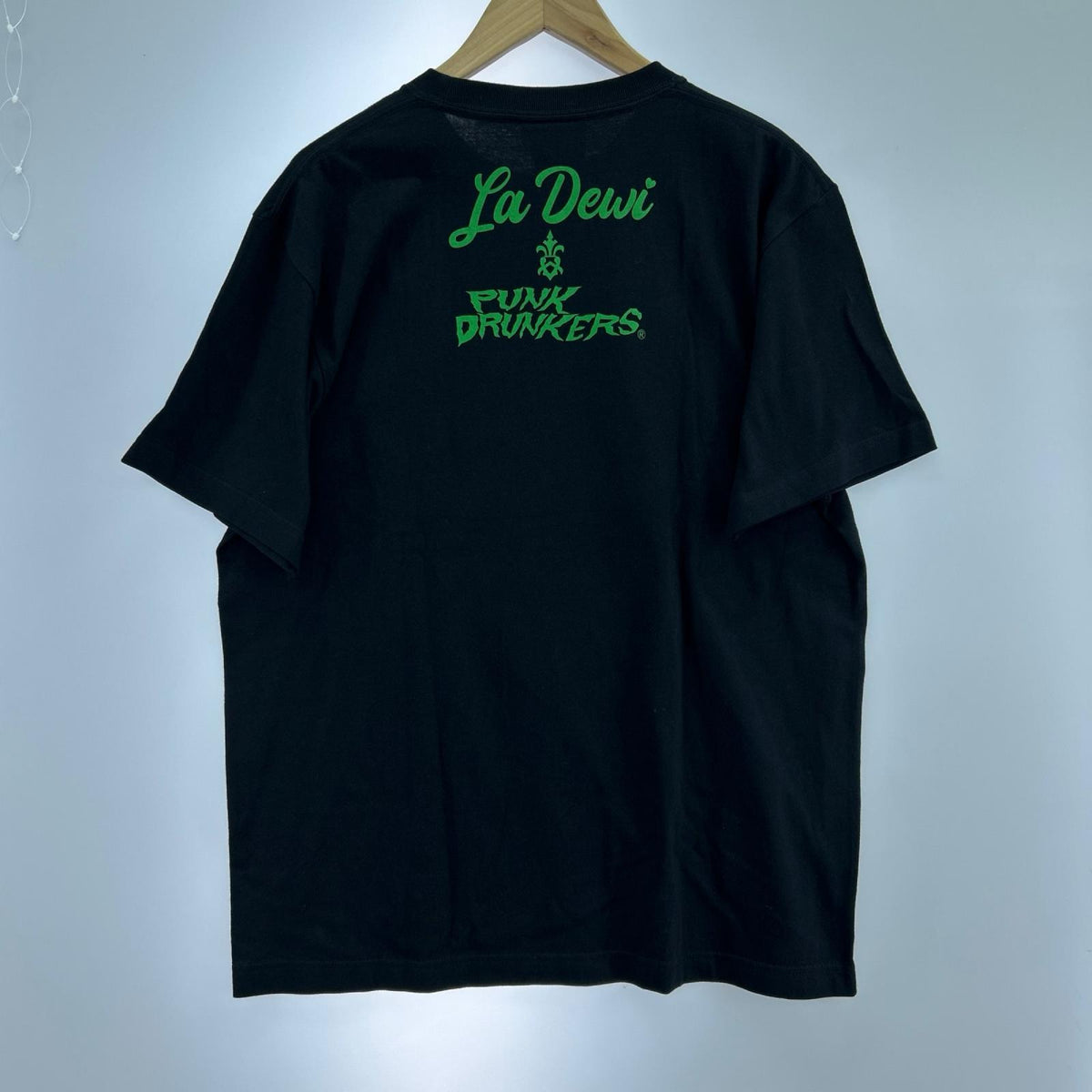 半袖Tシャツ PUNK DRUNKERS デヴィ・スカルノ カラフルヘアー夫人TEE L ブラック