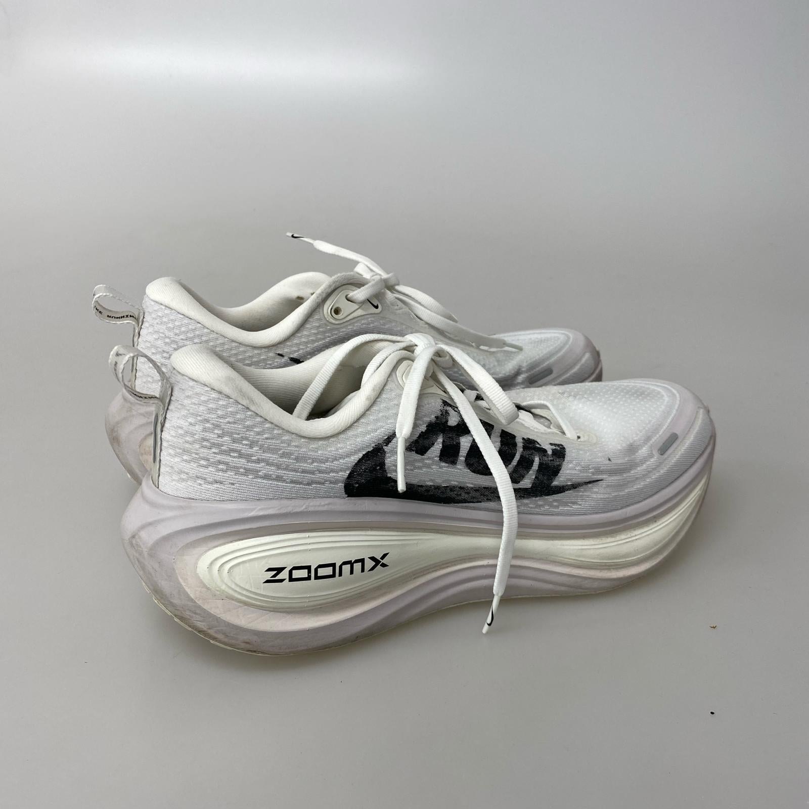 スニーカー VOMERO PLUS RUN (26.0) 26cm (US8 UK7 1/2 EU42) ホワイト