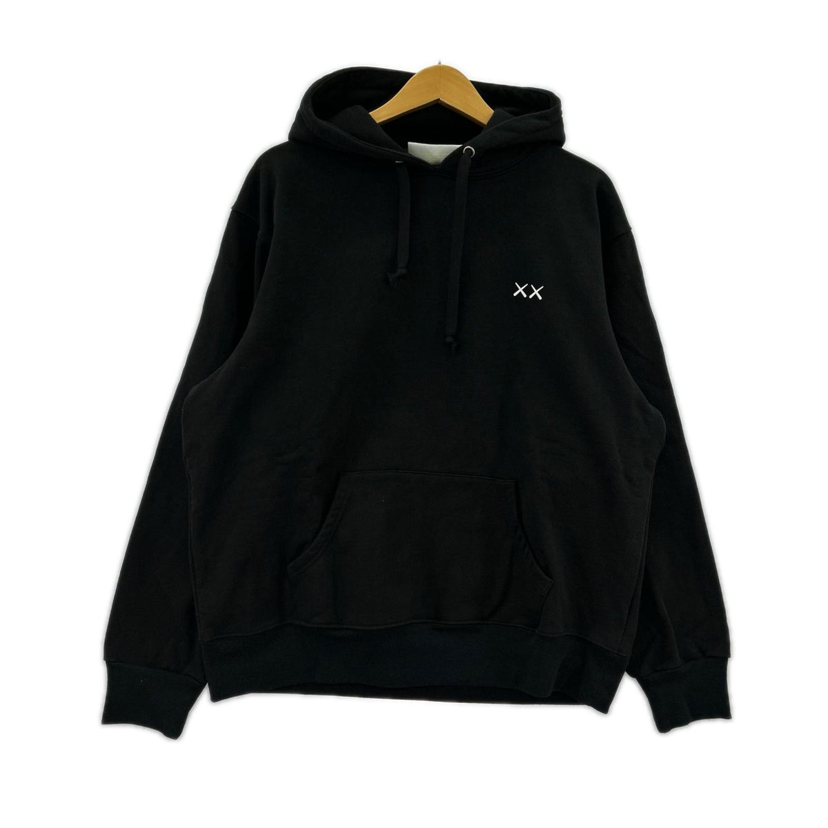パーカー KAWS HOLIDAY 黒 (L) L ブラック