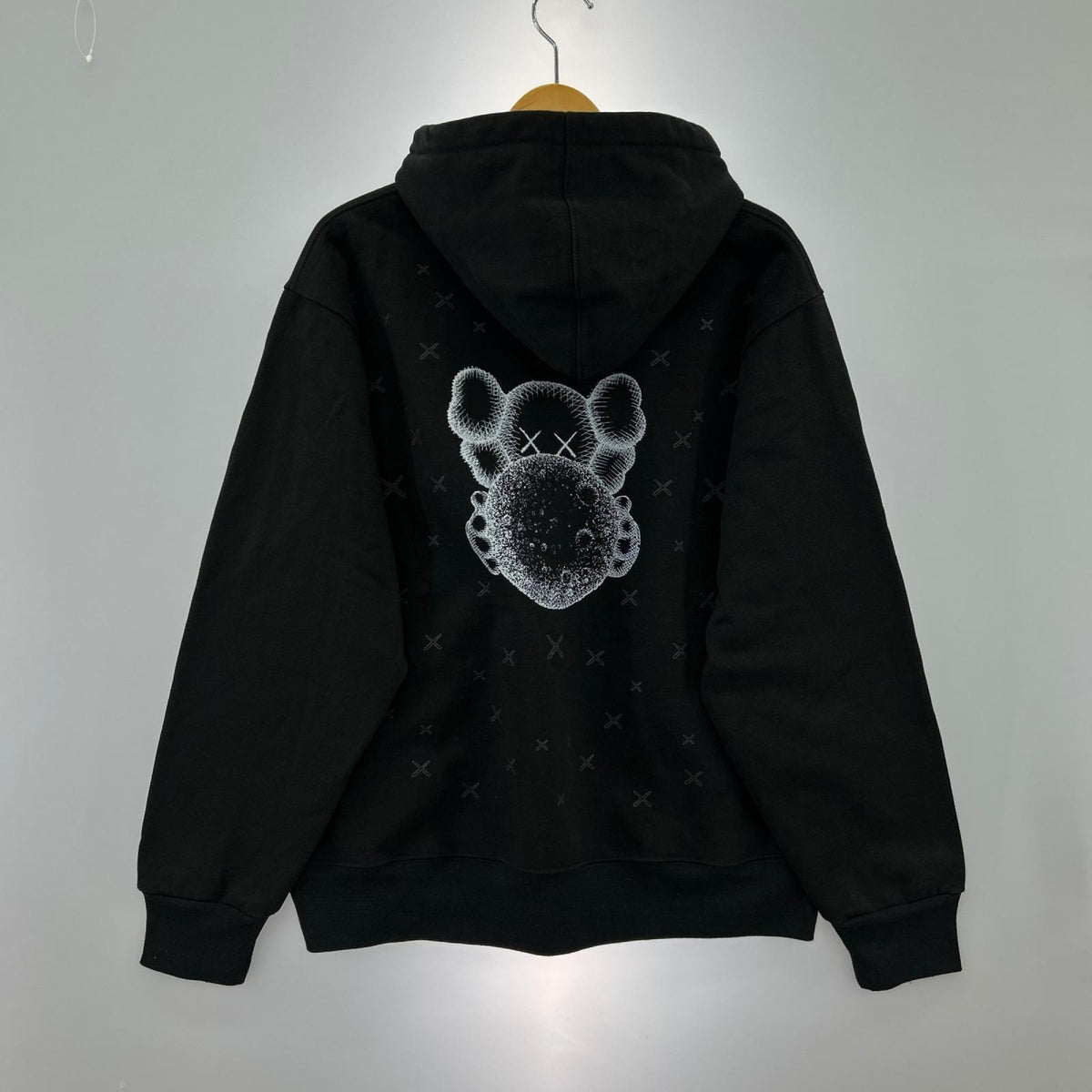 パーカー KAWS HOLIDAY 黒 (L) L ブラック