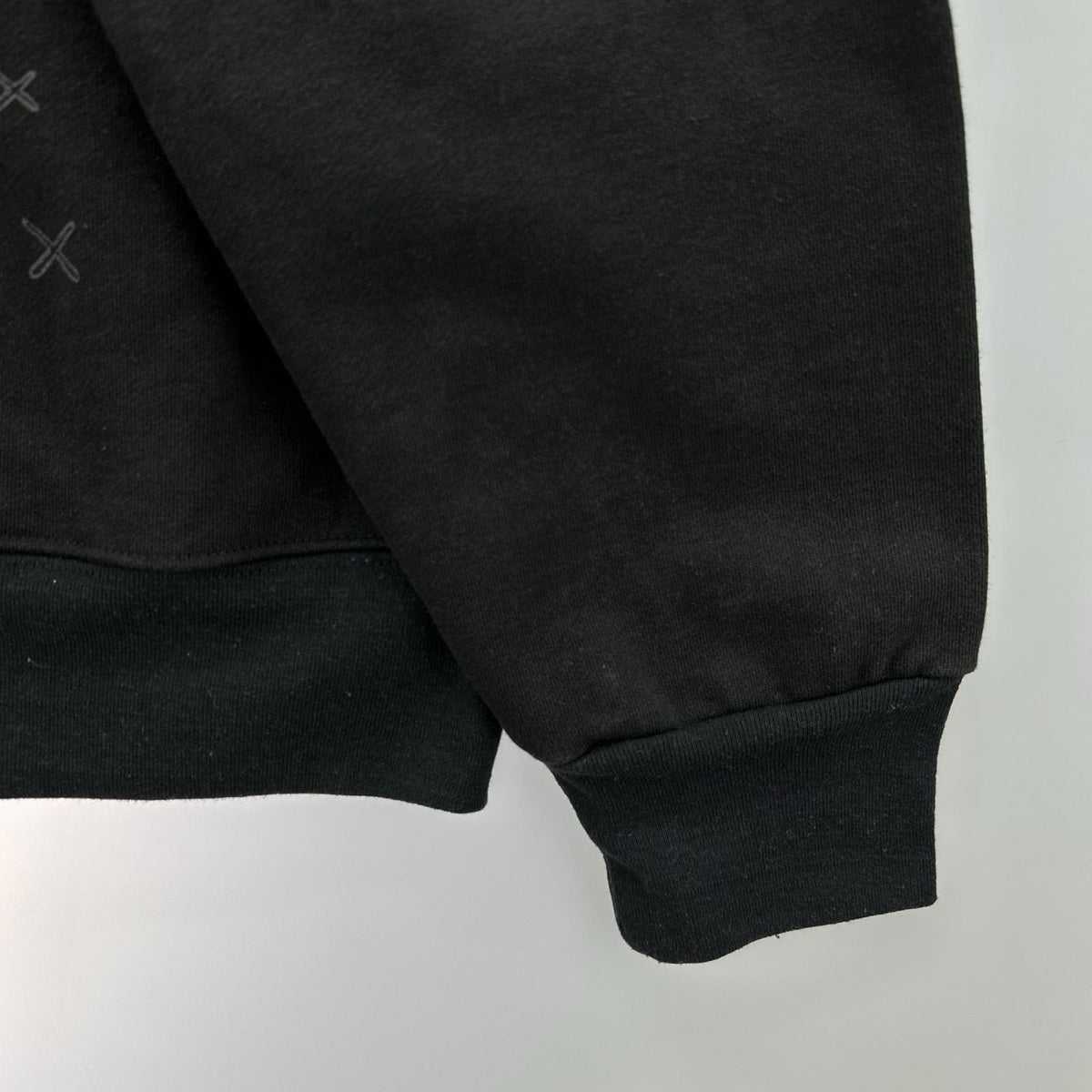 パーカー KAWS HOLIDAY 黒 (L) L ブラック
