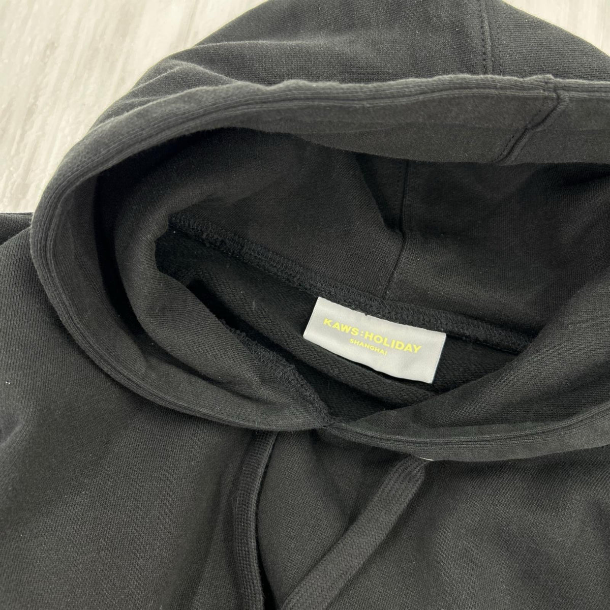 パーカー KAWS HOLIDAY 黒 (L) L ブラック