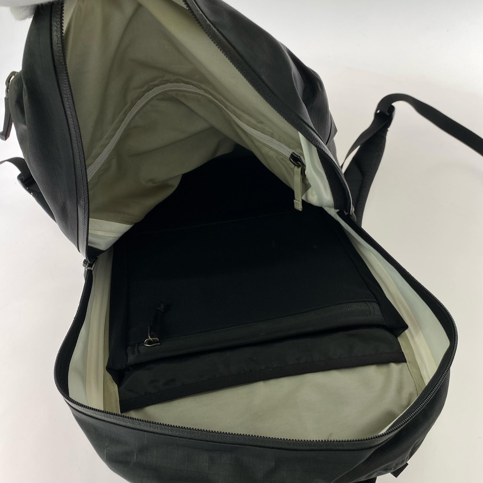 リュック・デイパック granville zip 16 backpack ブラック