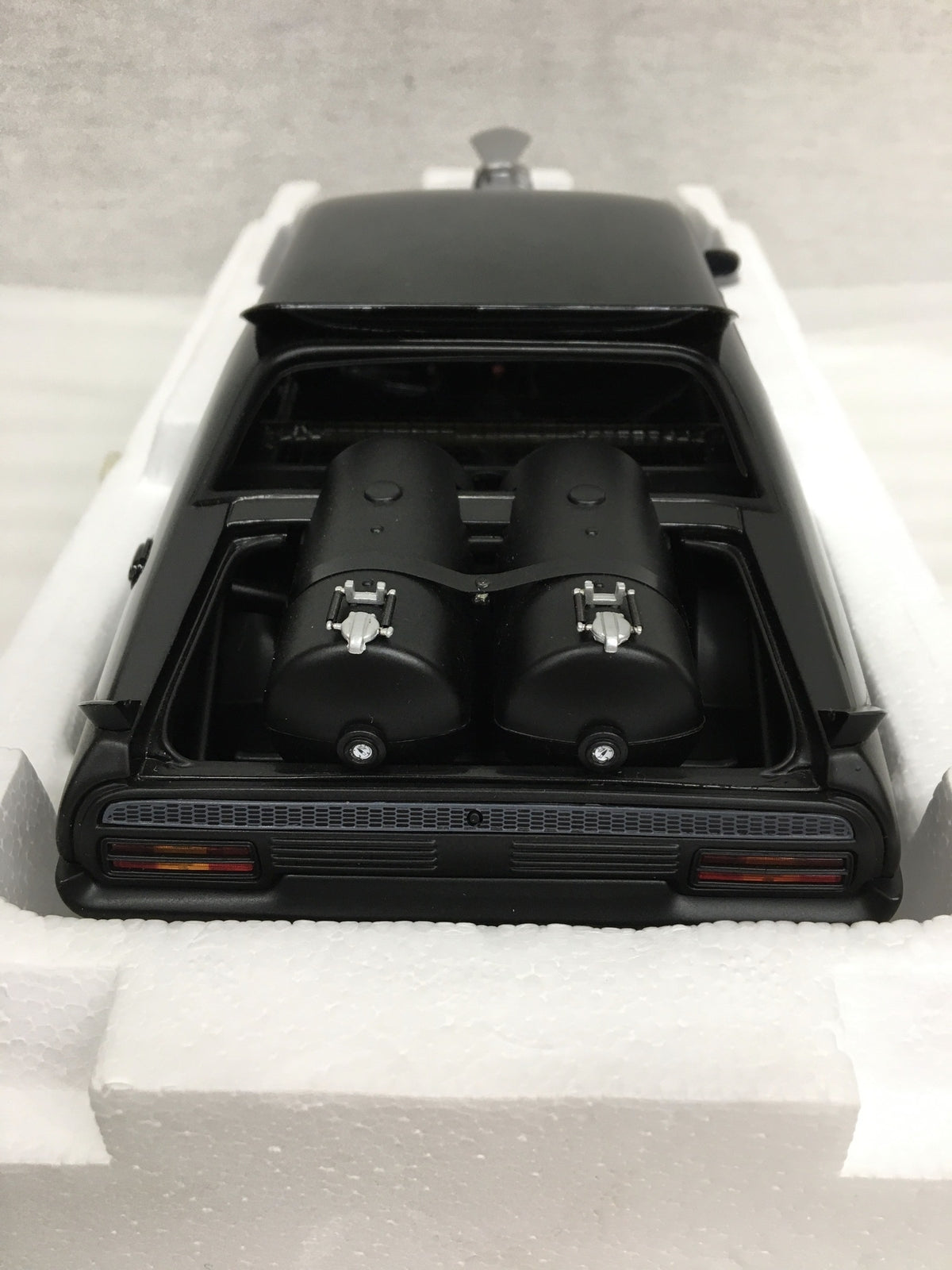 AutoArt マッドマックス2 MILLENNIUM INTERCEPTOR スケールカー