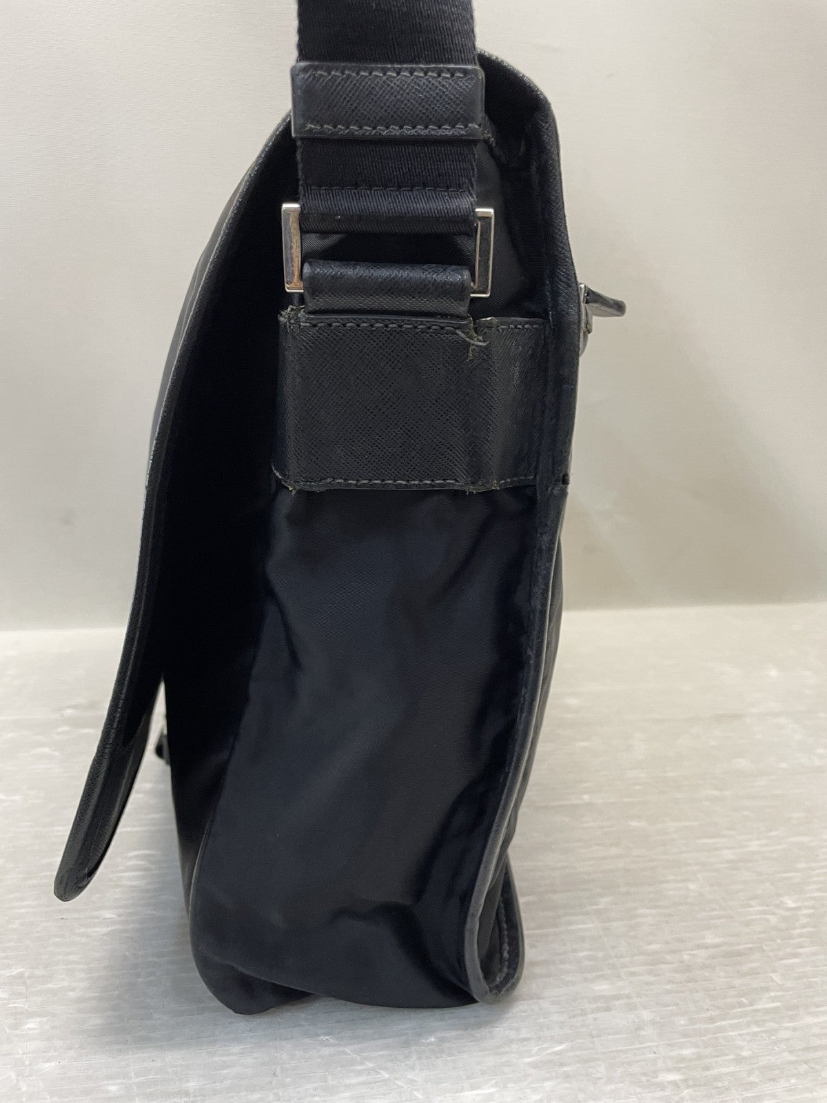 PRADA 同色ロゴフラップスクエアショルダーバッグ 黒
