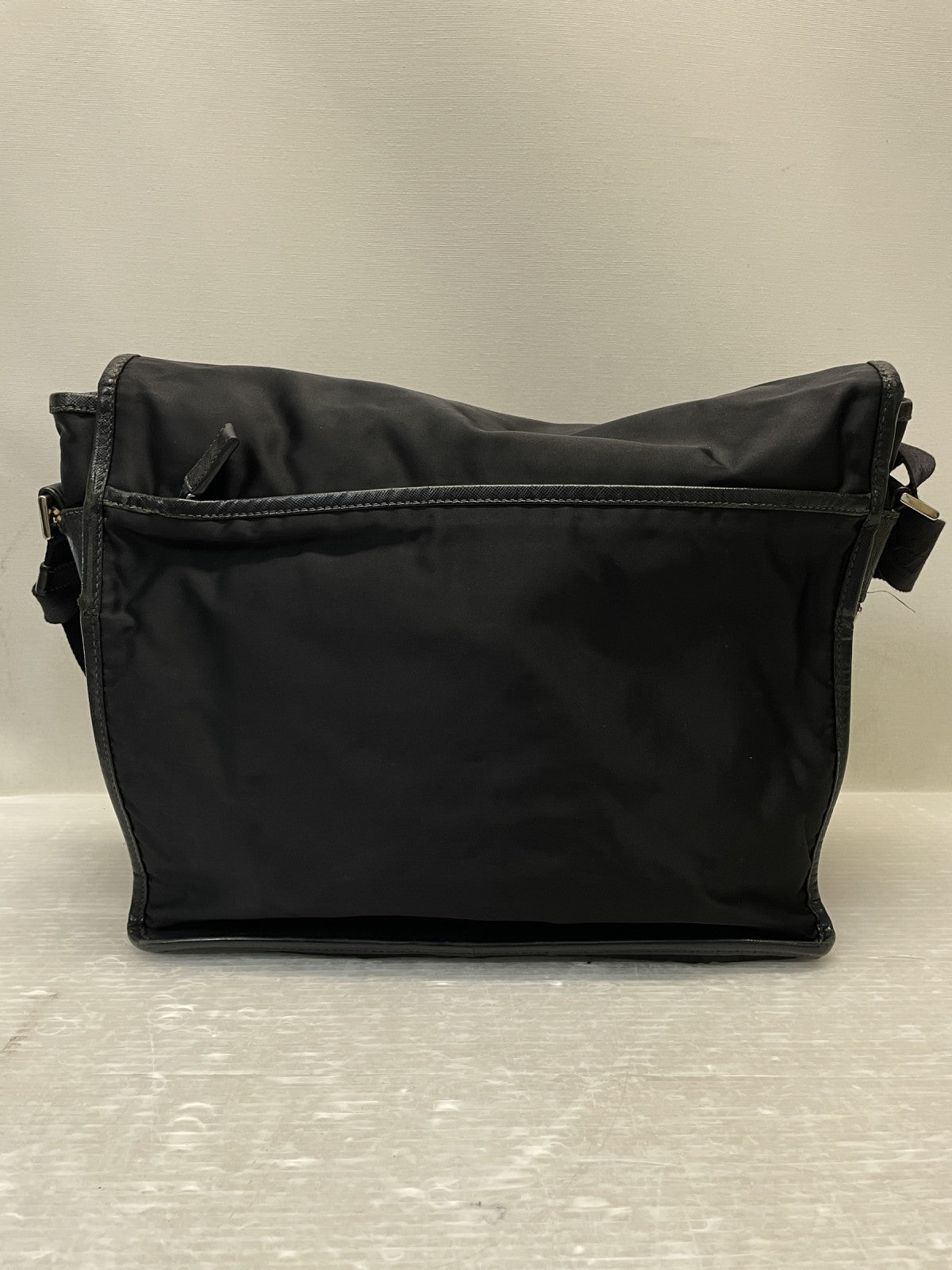 PRADA 同色ロゴフラップスクエアショルダーバッグ 黒