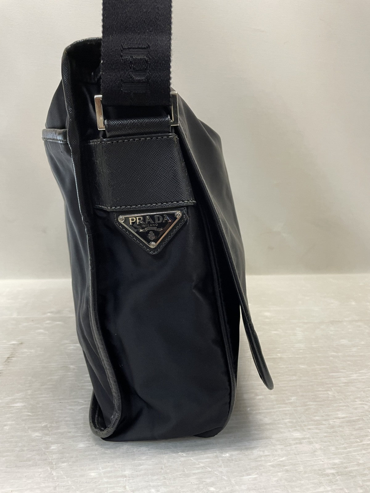 PRADA 同色ロゴフラップスクエアショルダーバッグ 黒