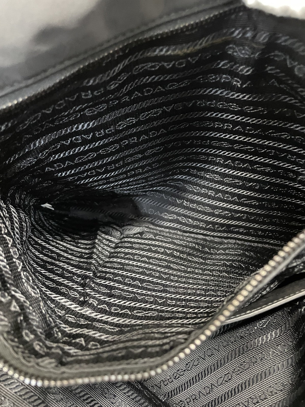 PRADA 同色ロゴフラップスクエアショルダーバッグ 黒