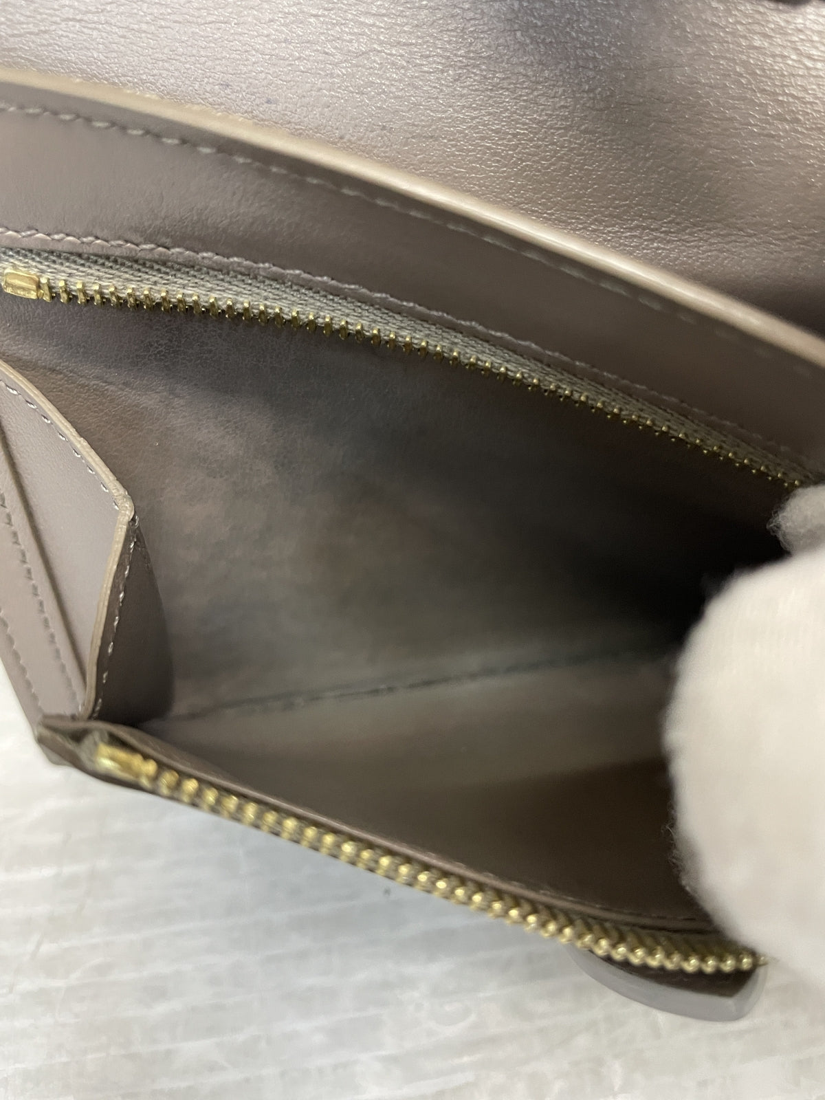 CELINE バイカラー ミディアムストラップウォレット ペブル×ミネラル