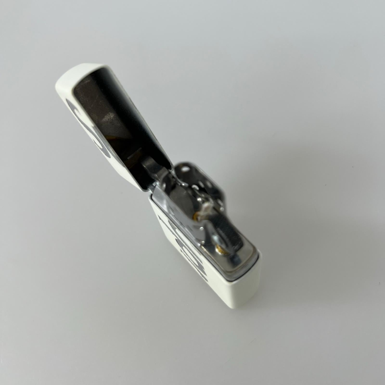ライター Glow-in-the-Dark Zippo ホワイト