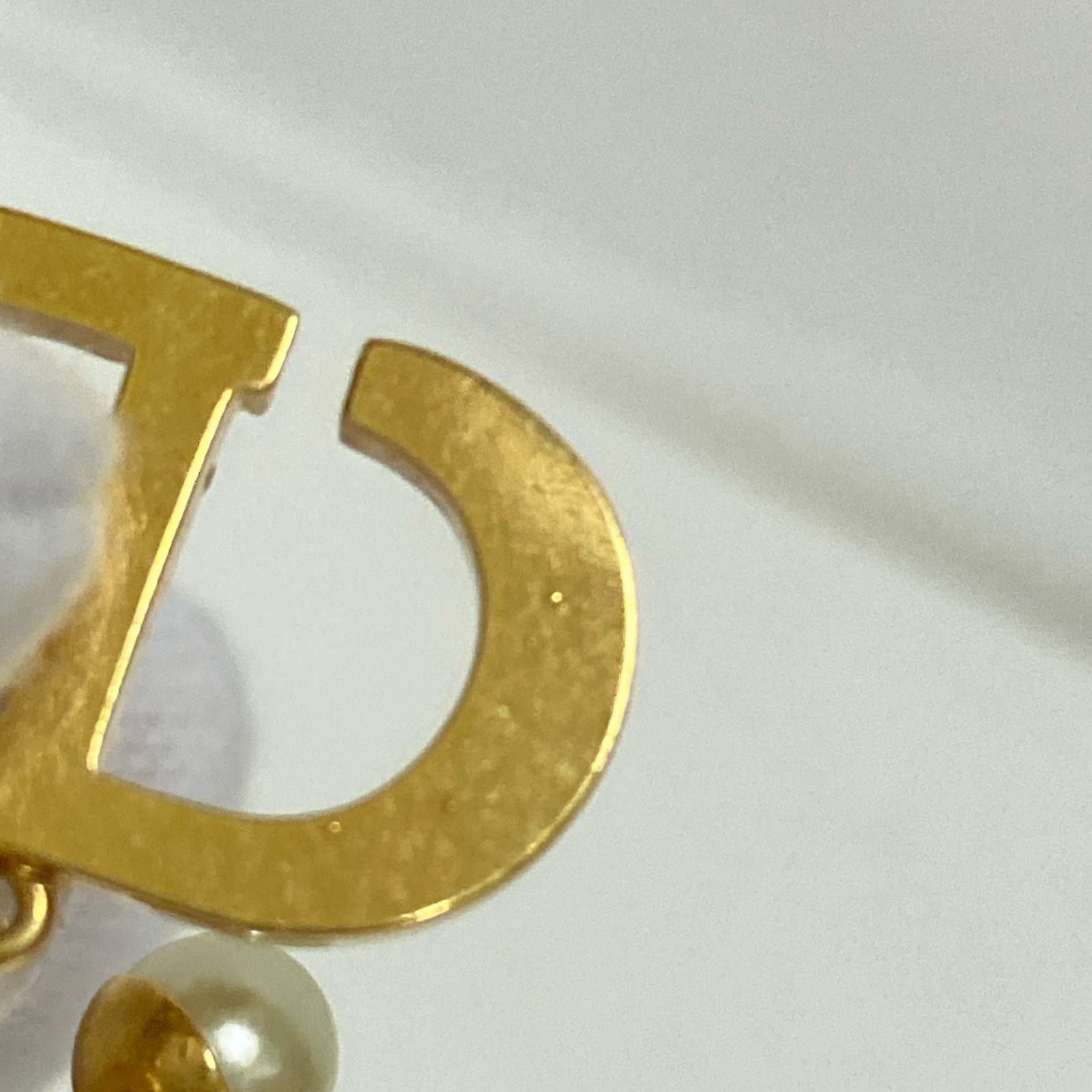 Dior/トライバル パール ロゴ ピアス ラインストーン
