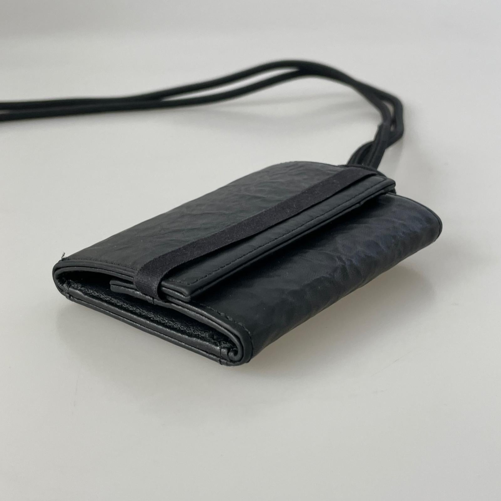 コンパクトウォレット ネックストラップ付 黒 ブラック