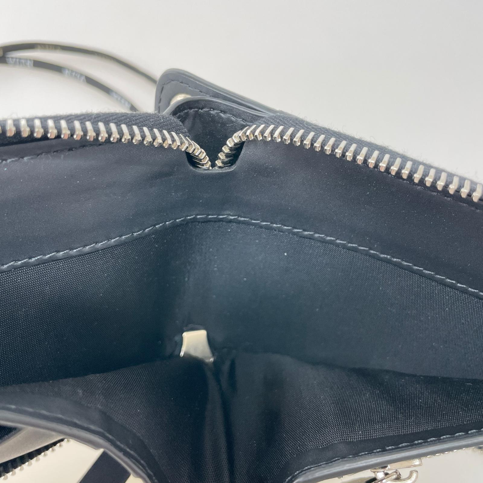 ショルダーバッグ VLTN BlackLeatherNeckWalet ブラック