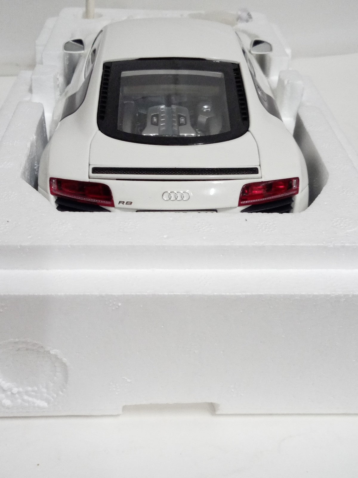 KYOSHO 1/18 Audi R8 White Black Blade スケールカー