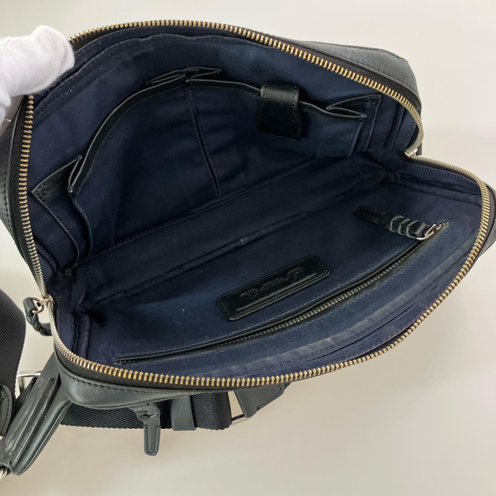 ショルダーバッグ Pid レザーボディーバッグ ブラック