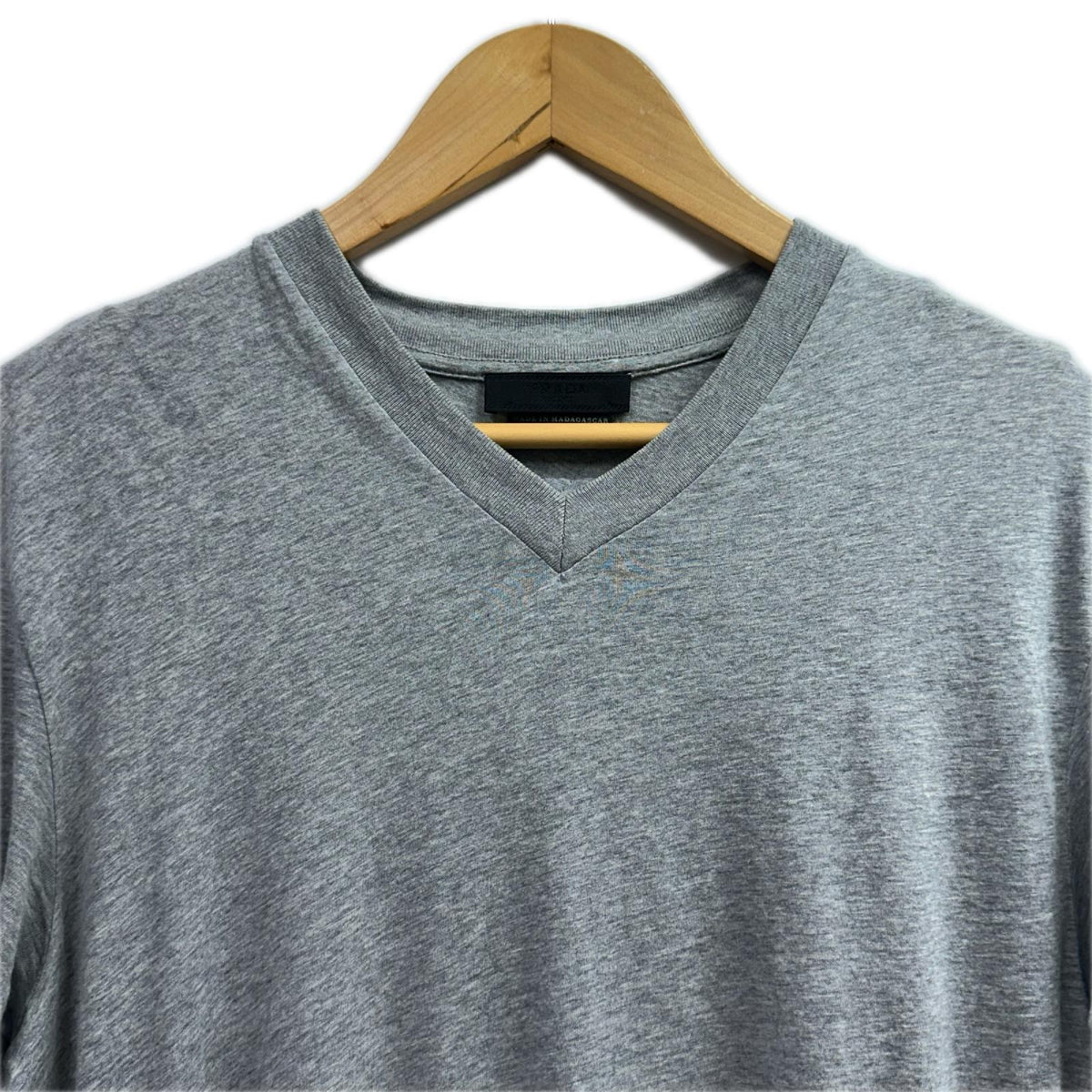 VネックTシャツ グレー