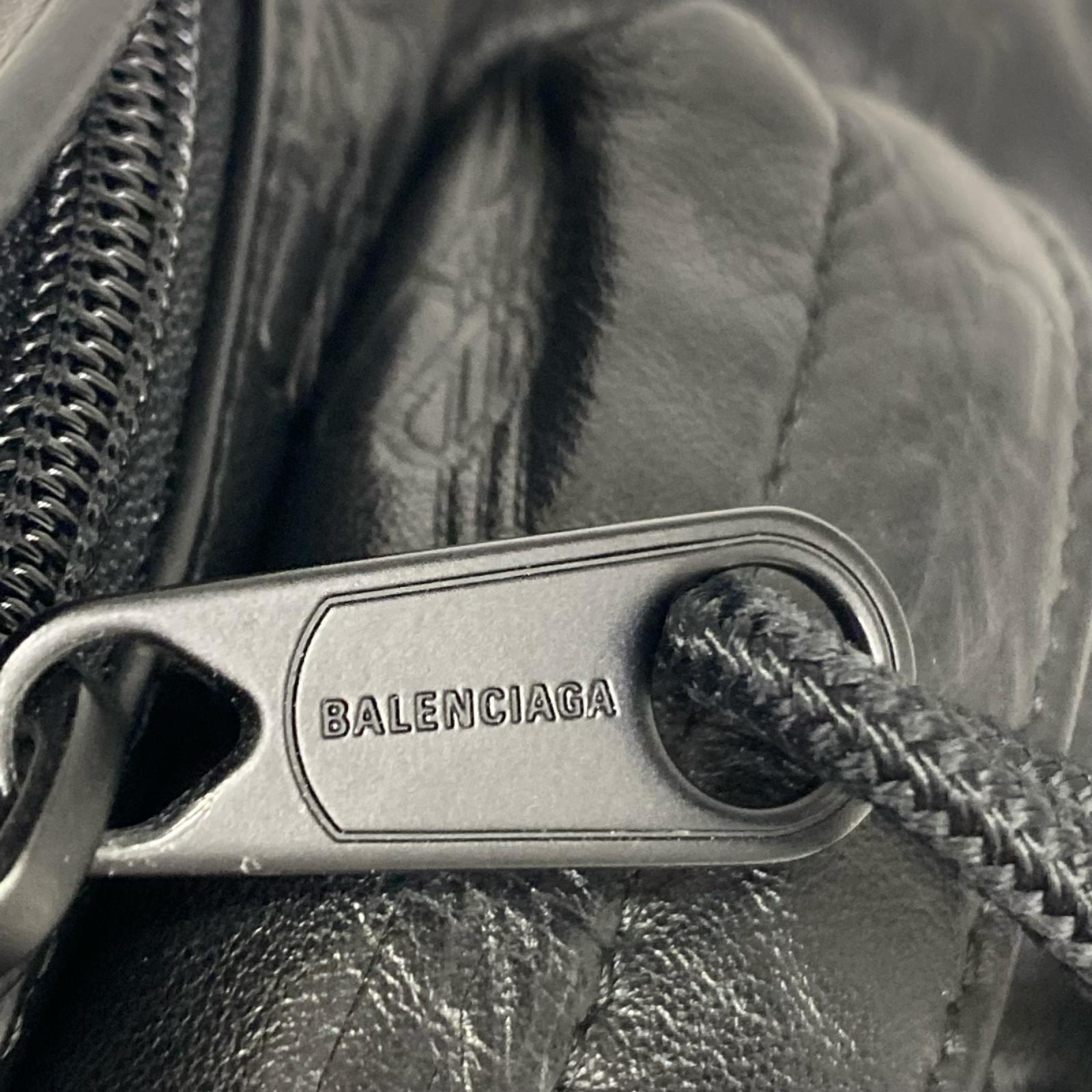 Balenciaga BBエンボス シグネチャー クロスボディバッグ 黒