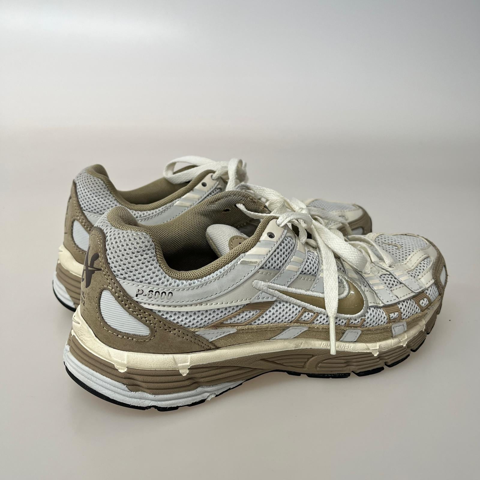 スニーカー NIKE P-6000 PRM FQ8243-025(25cm) 24.5cm (US6 1/2 UK6 EU39) ベージュ