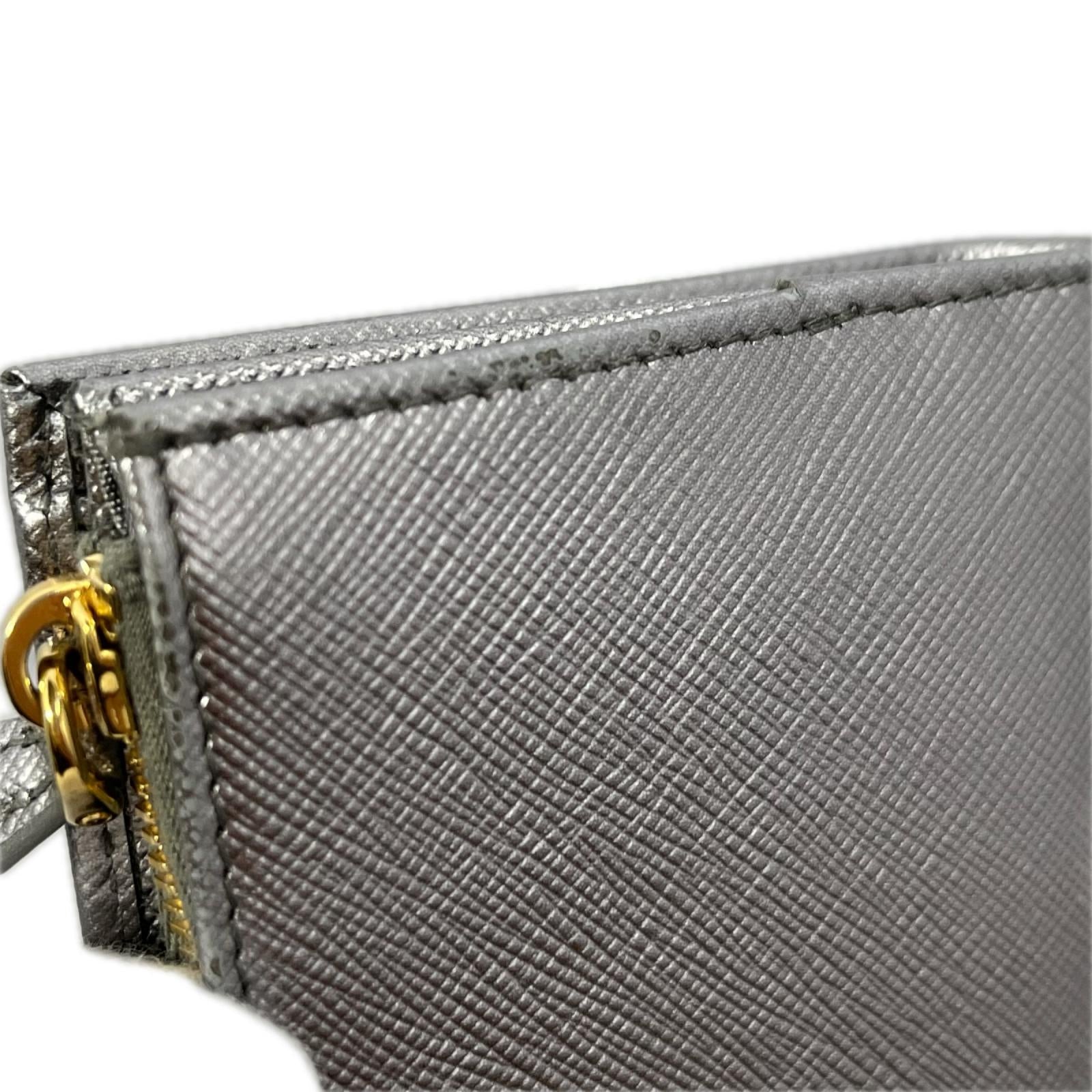 PRADA サフィアーノトライアングル 財布 シルバーカラー