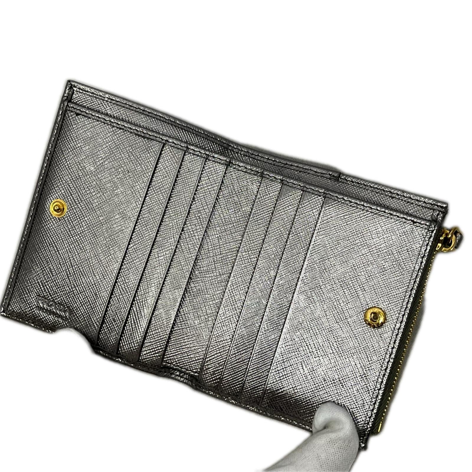 PRADA サフィアーノトライアングル 財布 シルバーカラー