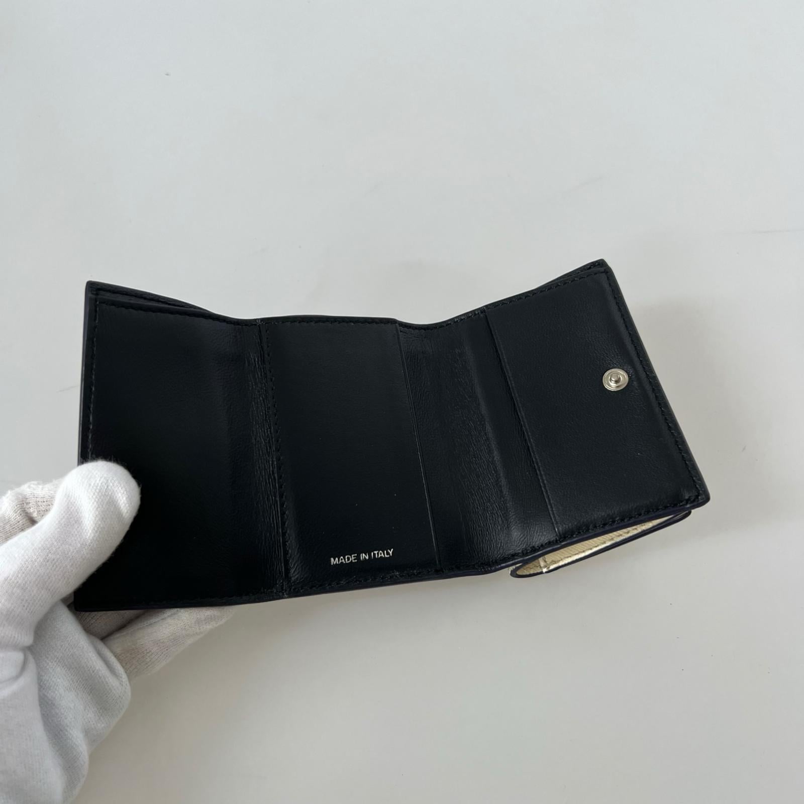 コンパクトウォレット 三つ折り財布