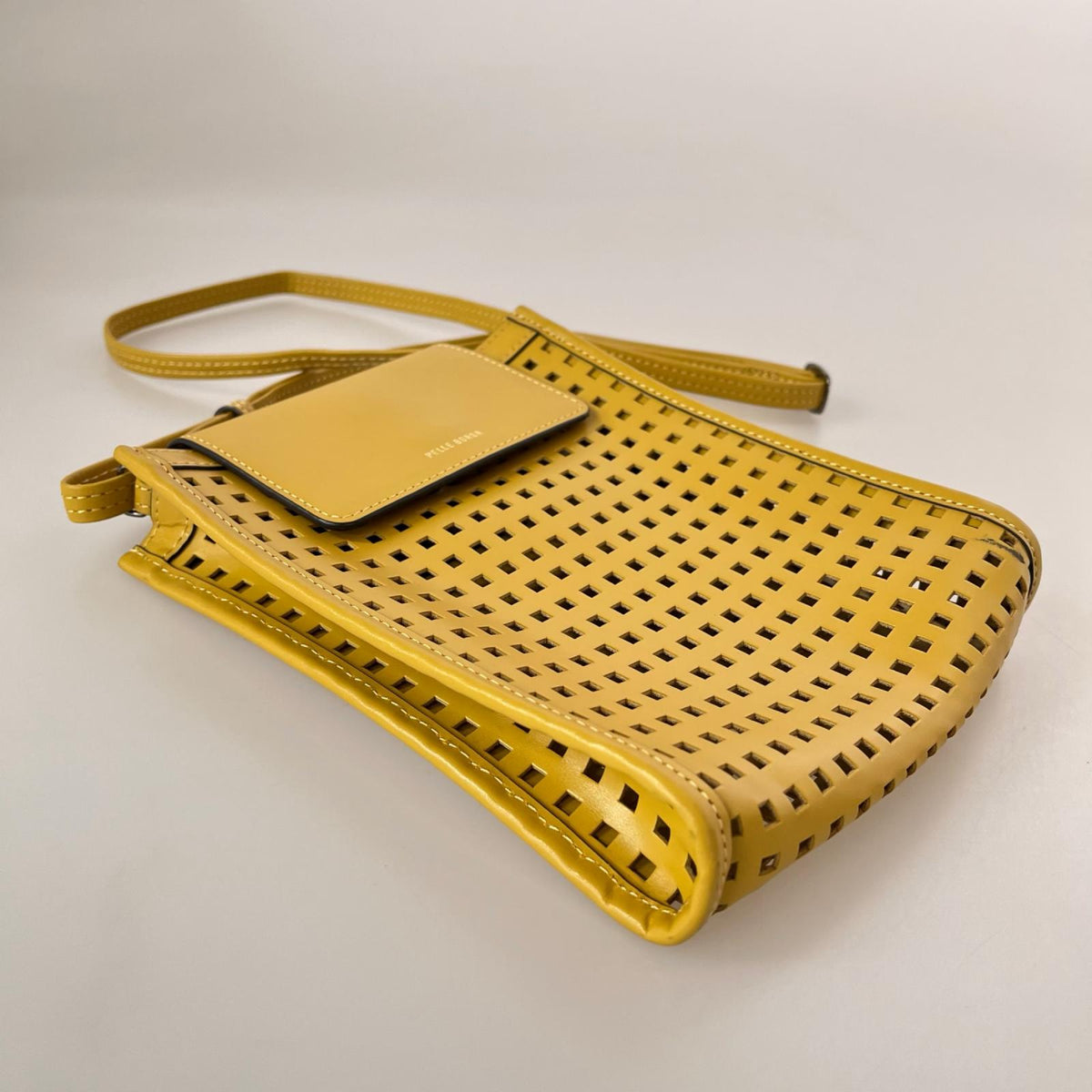 ハンドバッグ PELLE BORSA パンチング レザーミニショルダー 黄色