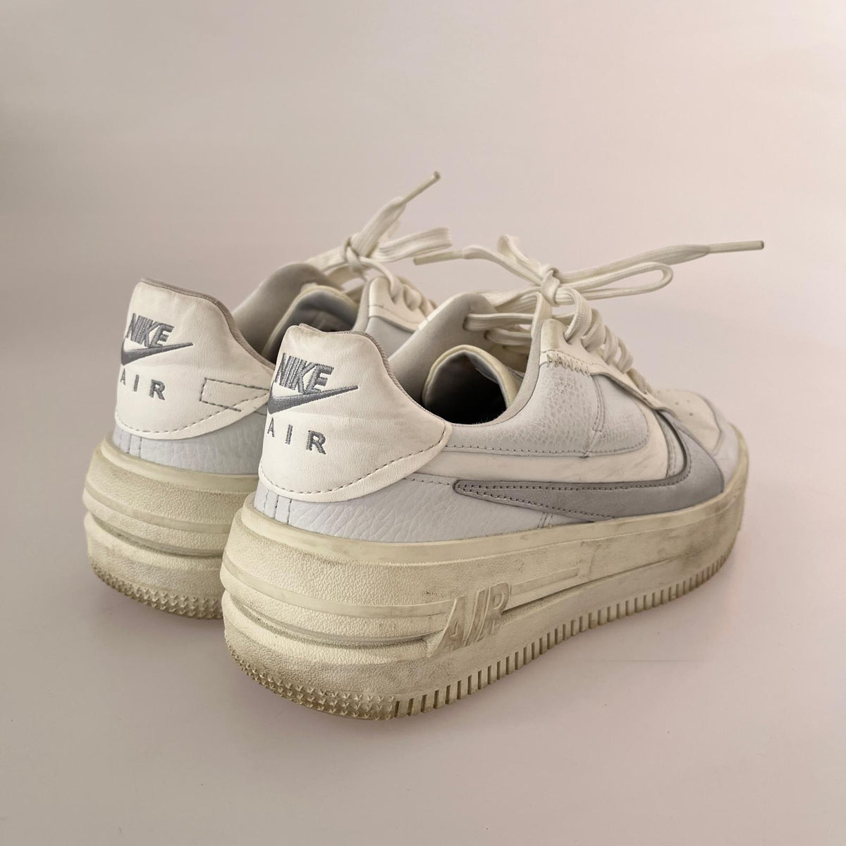 スニーカー W AF1 PLT.AF.O WMNS AIR FORCE(24.5) 24.5cm (US6 1/2 UK6 EU39) ホワイト