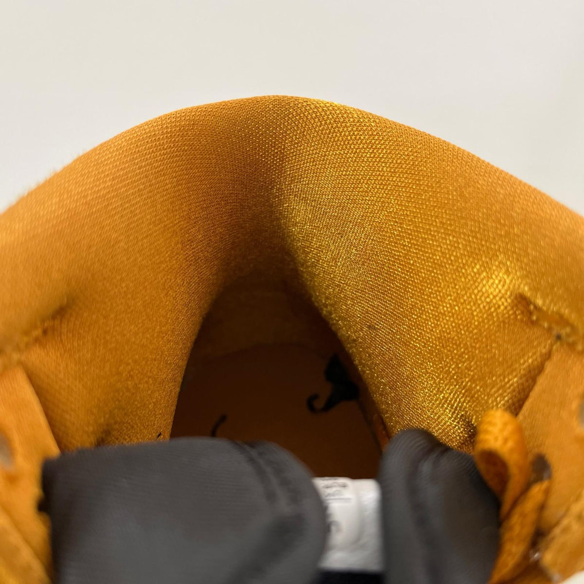 スニーカー WMNS Air Jordan 1 Mid University Gold 24 24cm (US6 UK5 1/2 EU38)