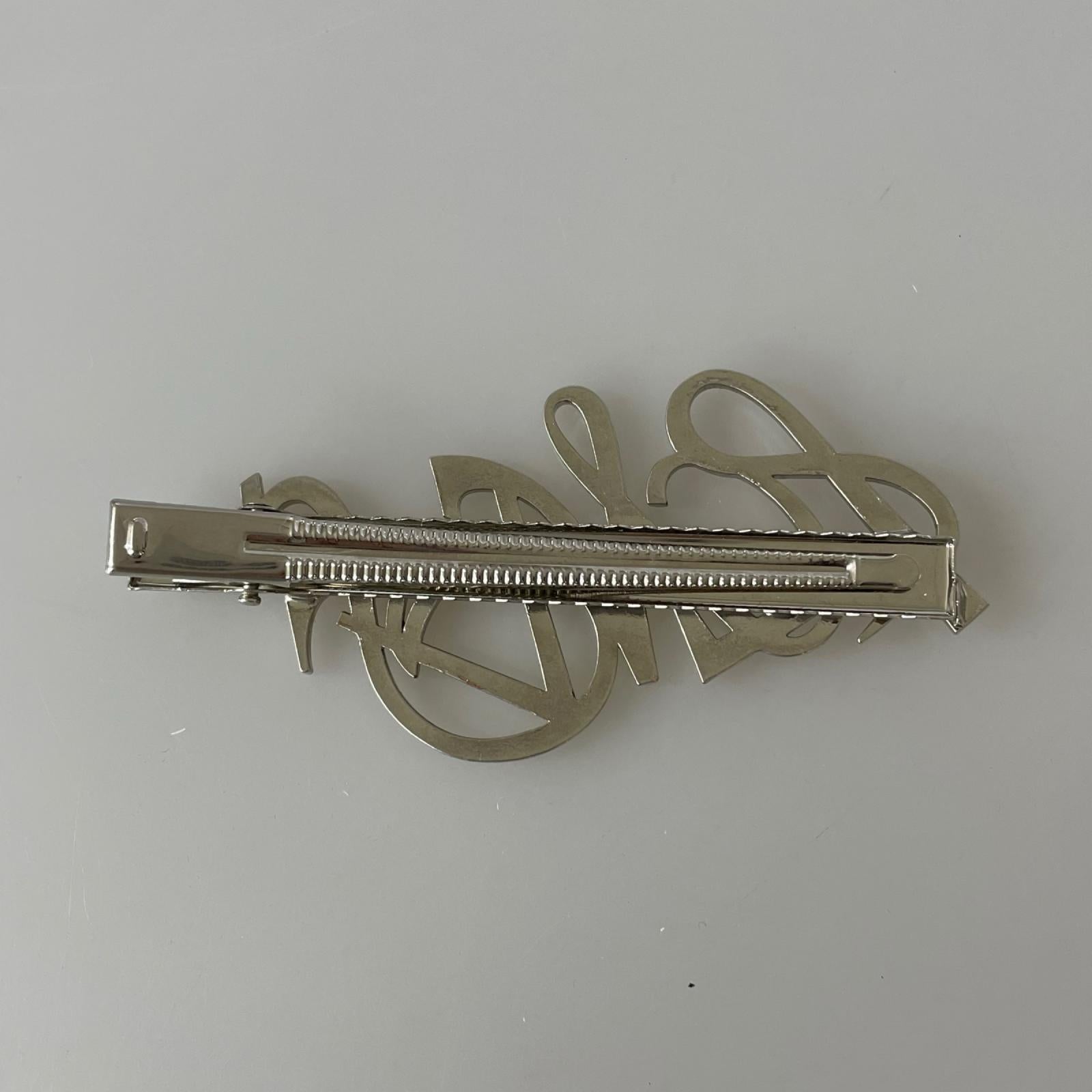 その他アクセサリー BRASS LOGO HAIR PIN シルバー