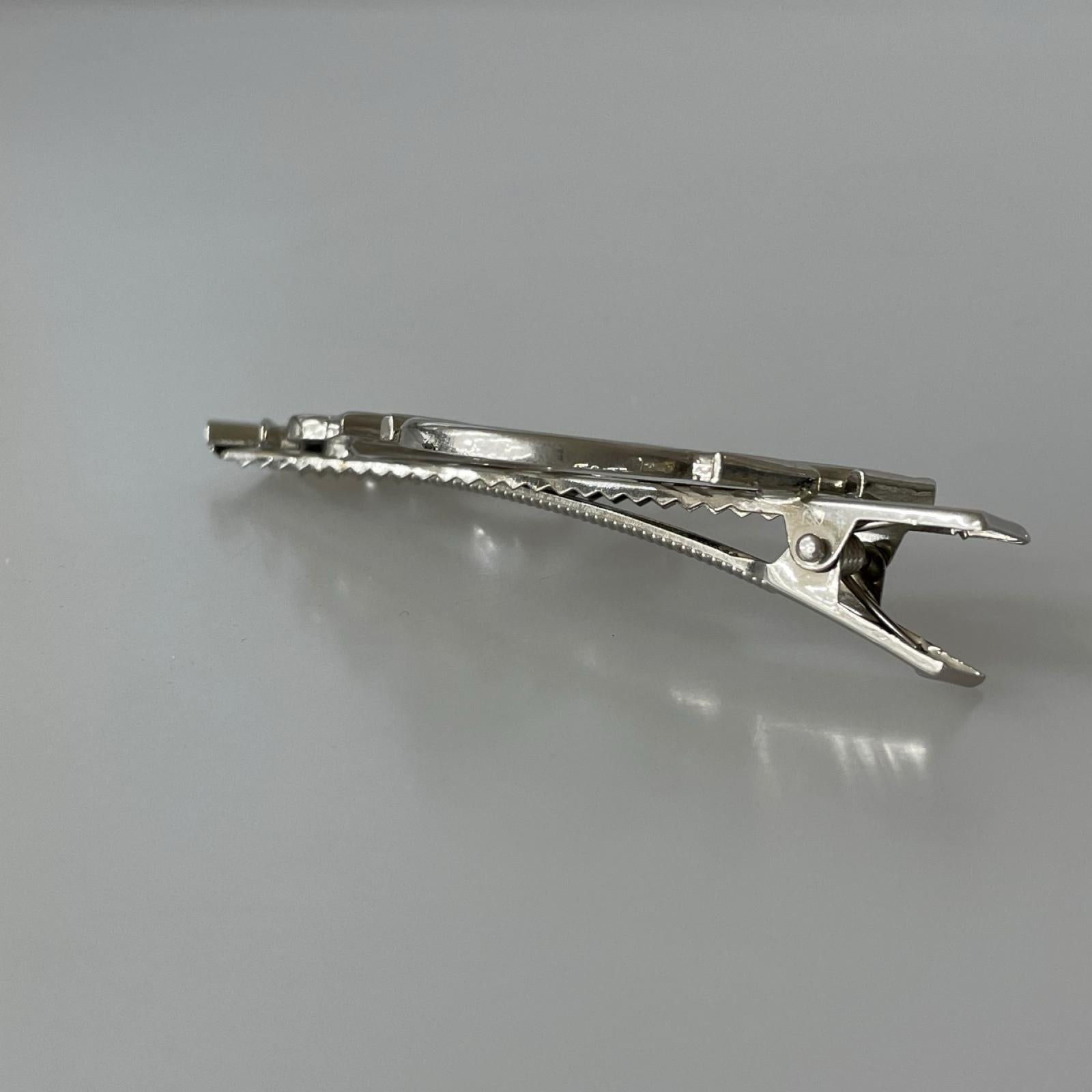 その他アクセサリー BRASS LOGO HAIR PIN シルバー