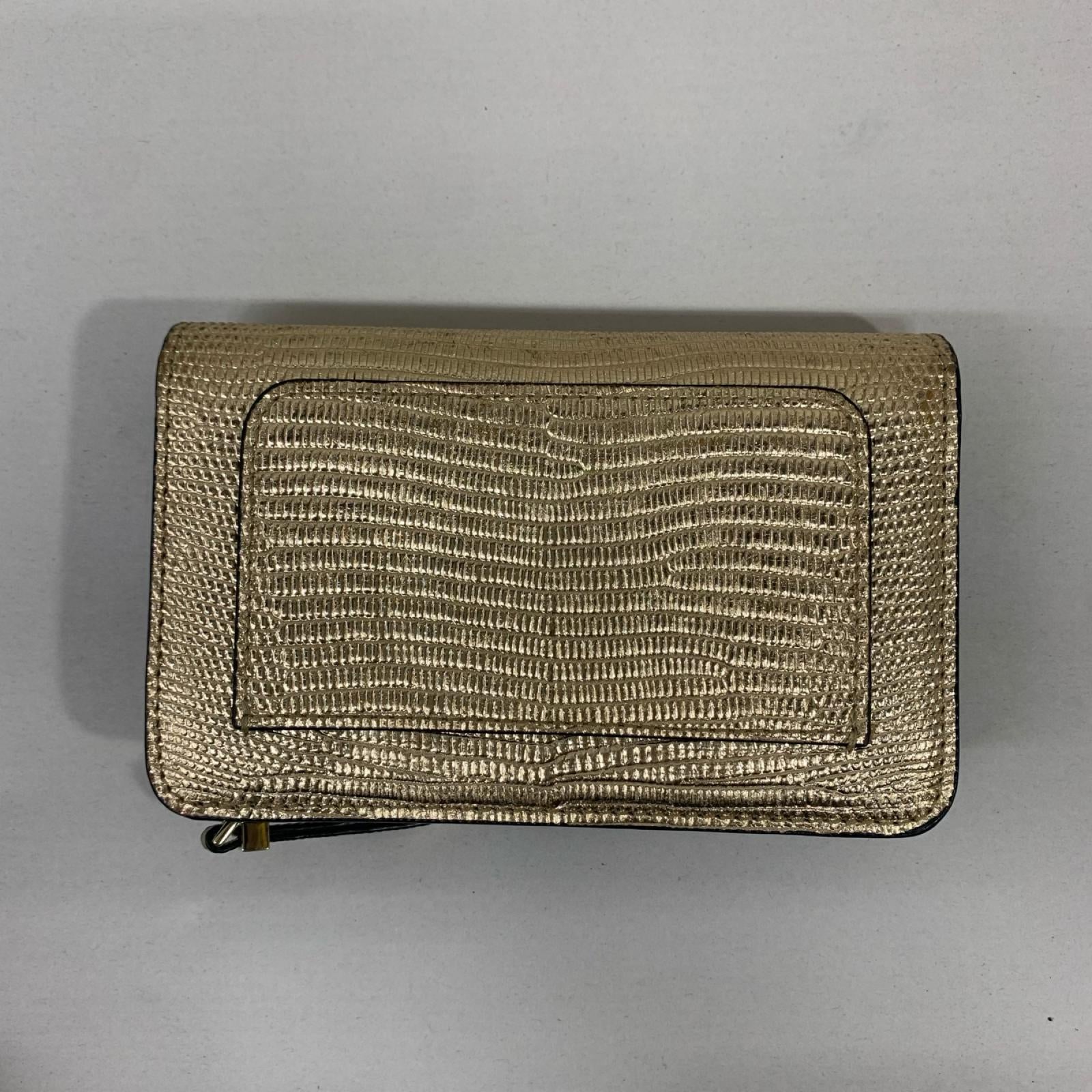 型押し二つ折り財布