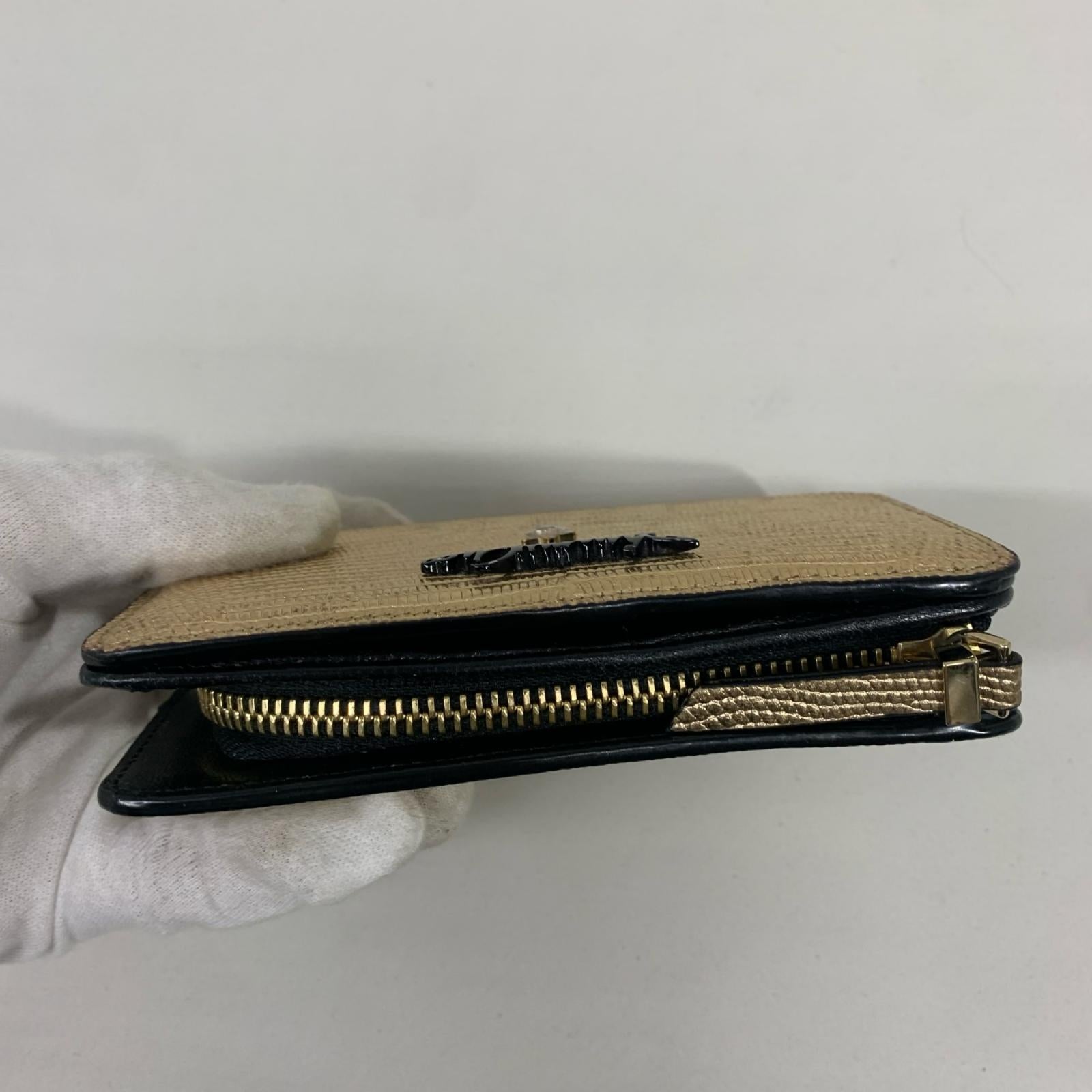 型押し二つ折り財布