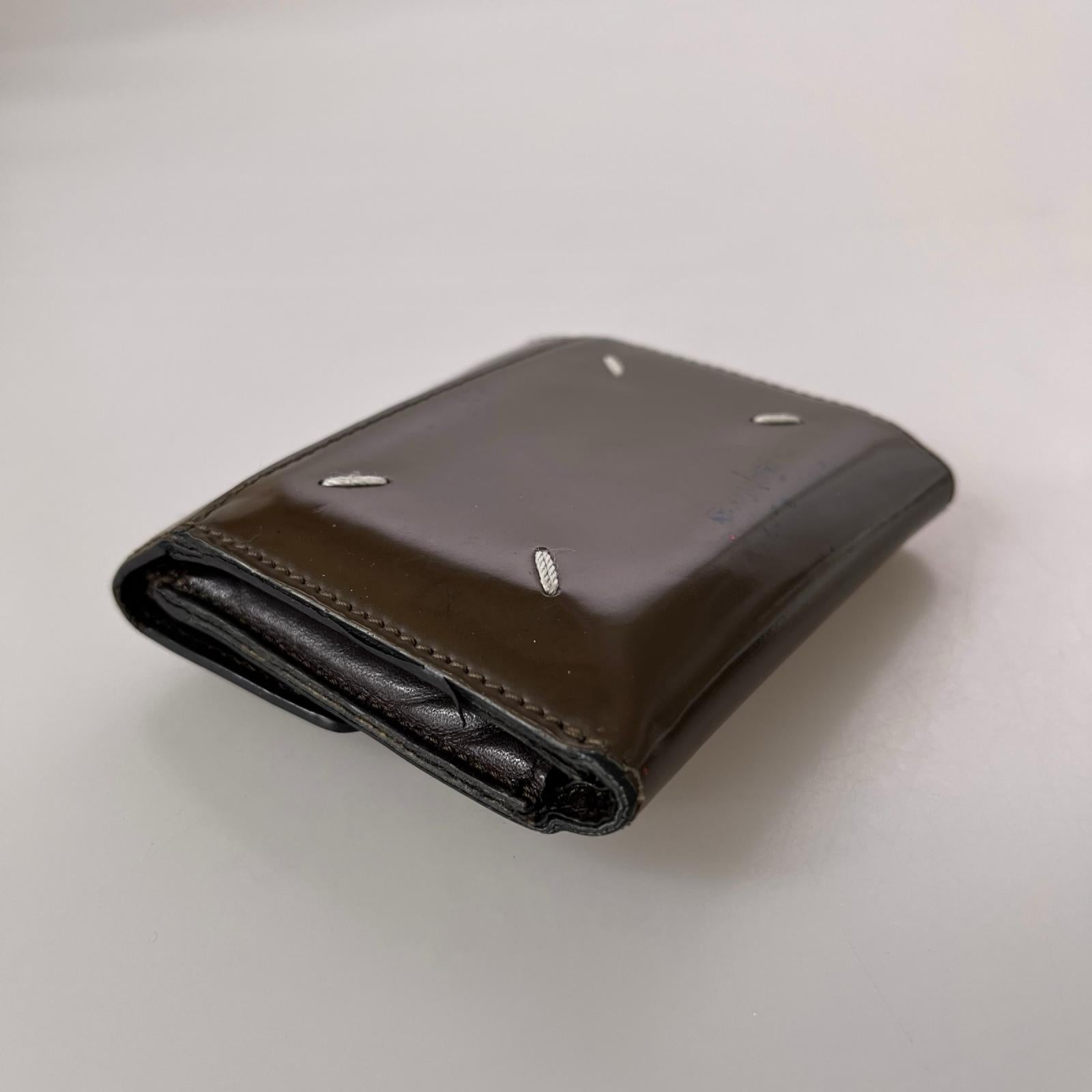 コンパクトウォレット 茶 エナメル ブラウン