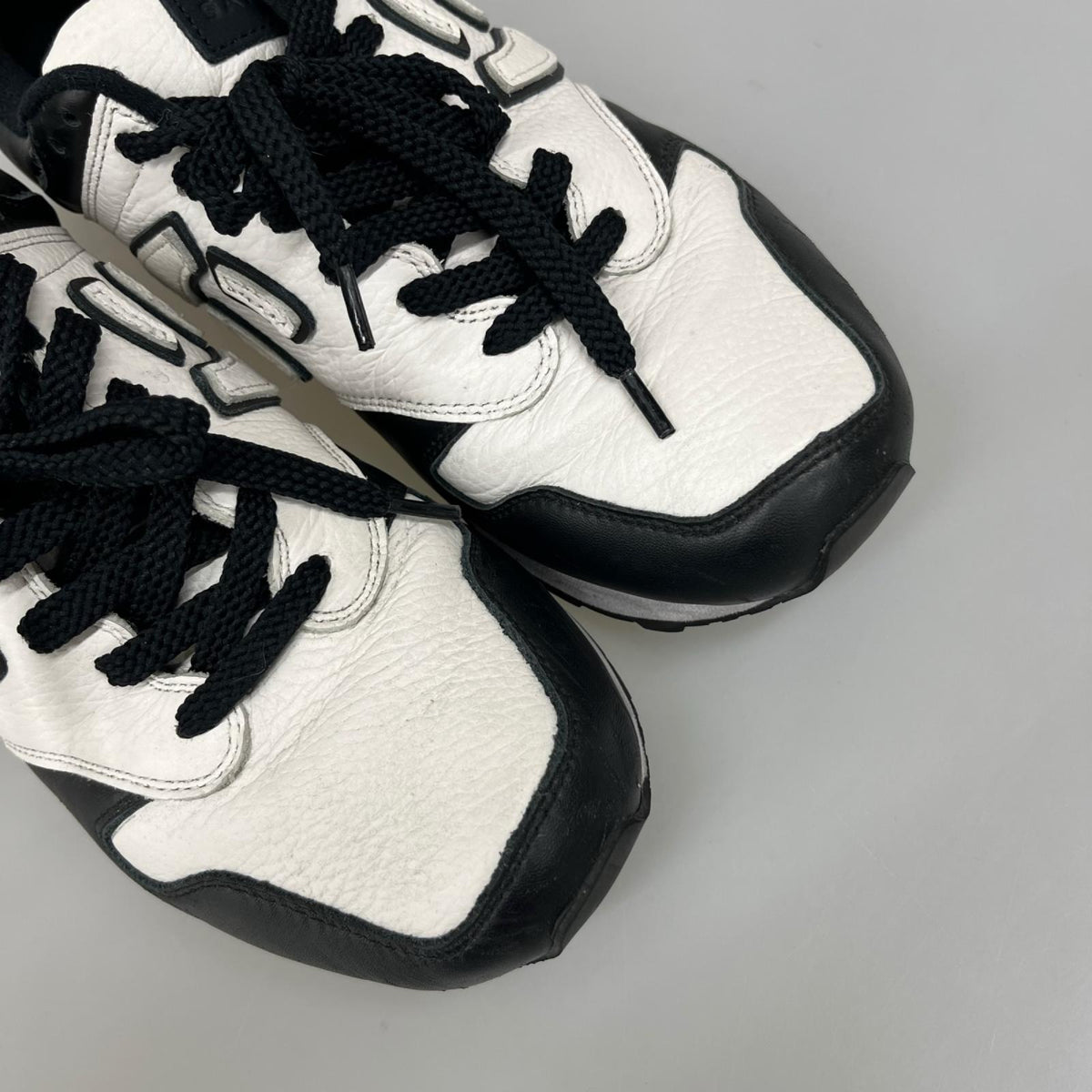 スニーカー にゅーず white black (26.5)