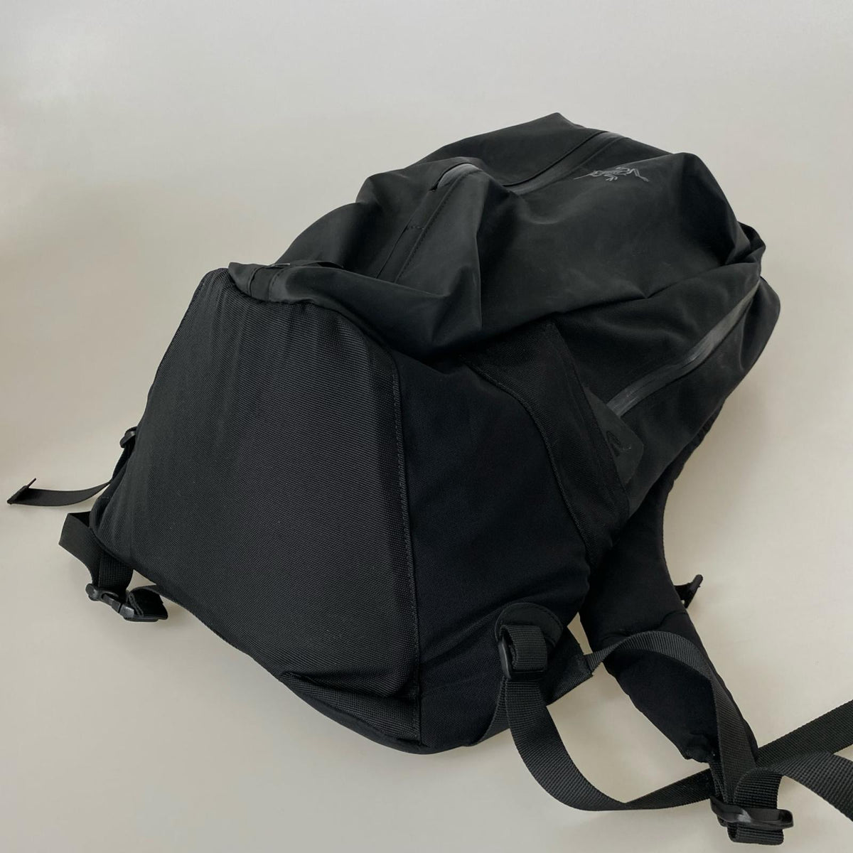 リュック・デイパック ARRO 22 BACKPACK 黒 ブラック