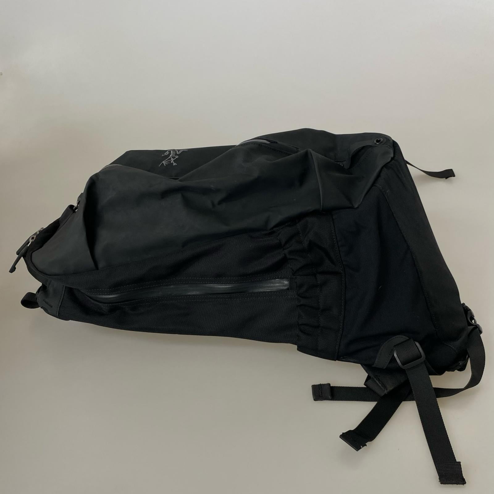リュック・デイパック ARRO 22 BACKPACK 黒 ブラック