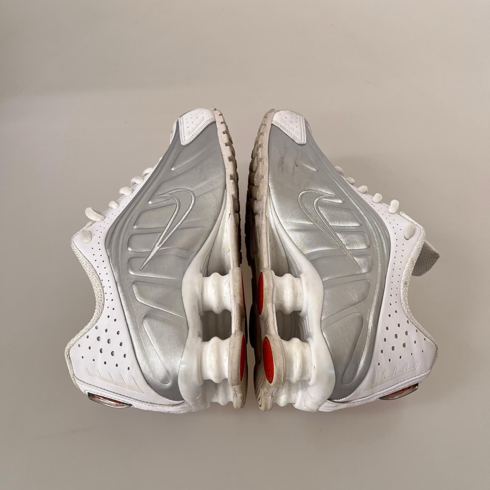 スニーカー WMNS SHOX R4 24cm (US6 UK5 1/2 EU38) ホワイト
