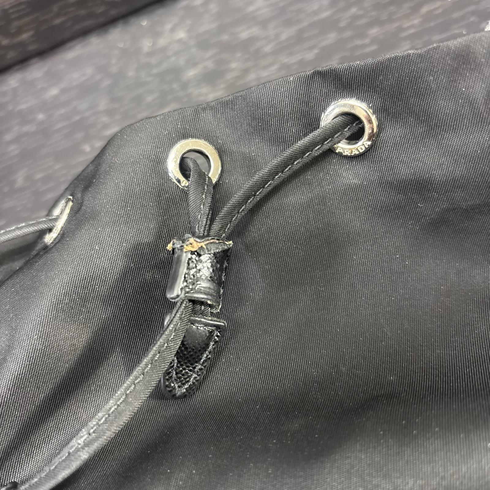ナイロン ポーチ 巾着 トライアングル 黒