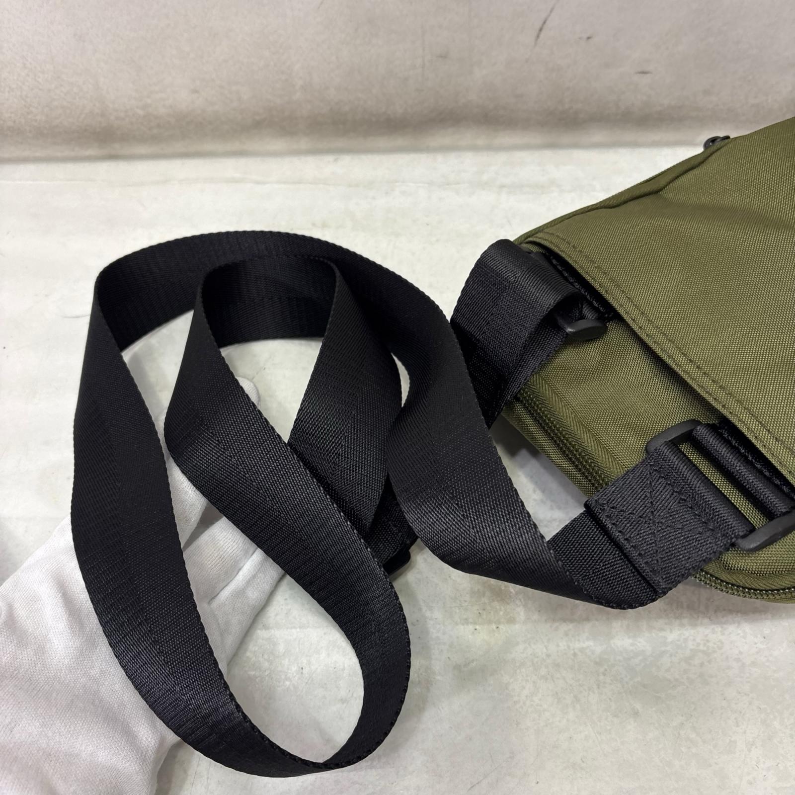 ショルダーバッグ D-Bsc CROSSBODY カーキ