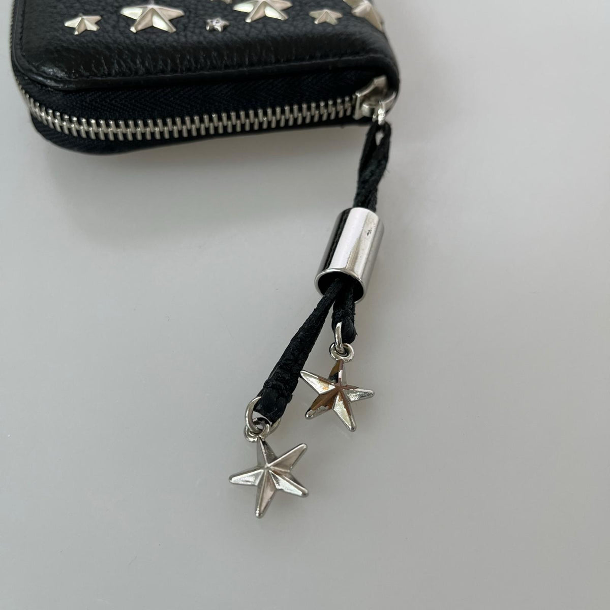 JIMMY CHOO/スターズタッズラインストーンラウンドジップ