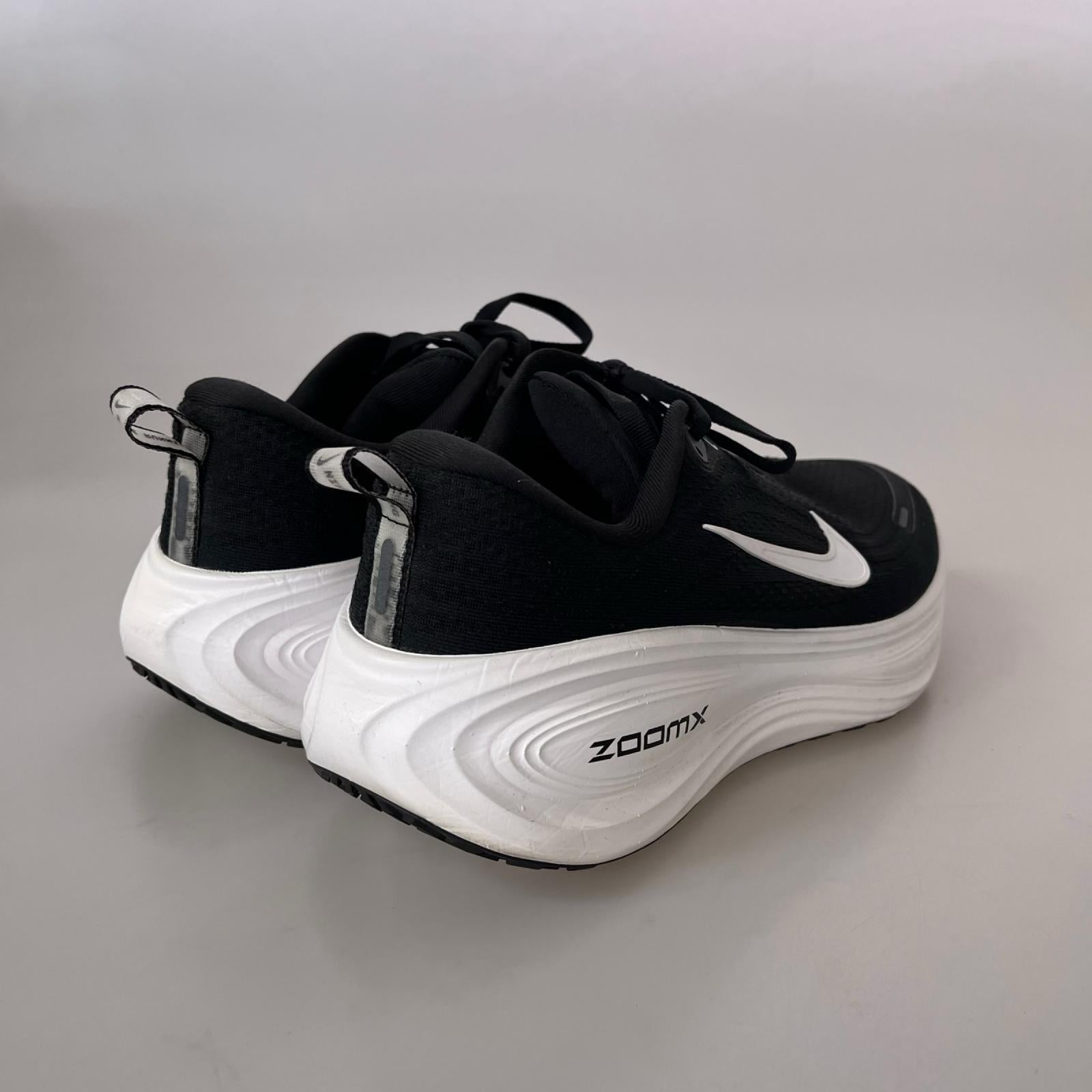 スニーカー VOMERO PLUS WIDE ランニングシューズ 黒 (26.5cm) 26.5cm (US8 1/2 UK8 EU43) ブラック