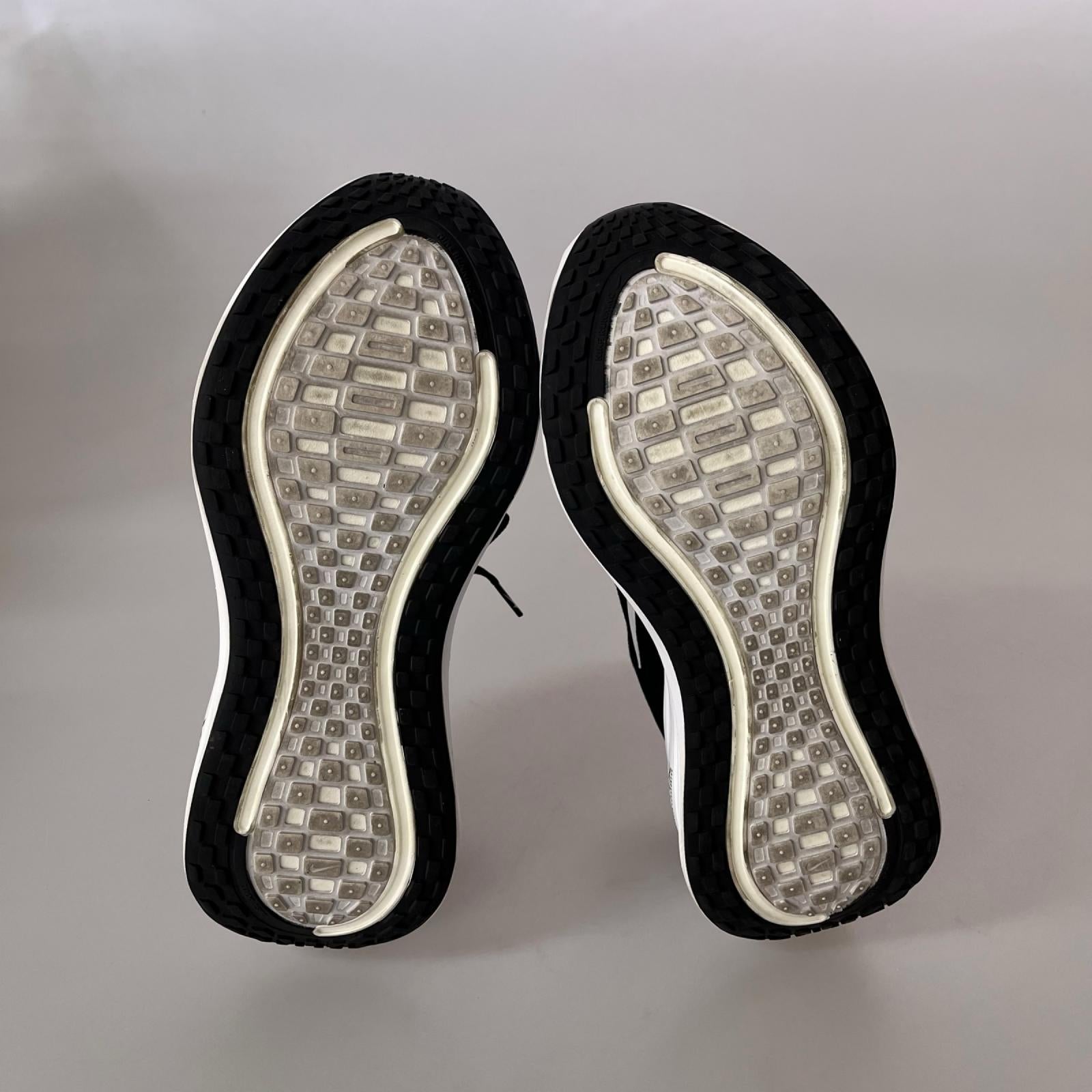 スニーカー VOMERO PLUS WIDE ランニングシューズ 黒 (26.5cm) 26.5cm (US8 1/2 UK8 EU43) ブラック
